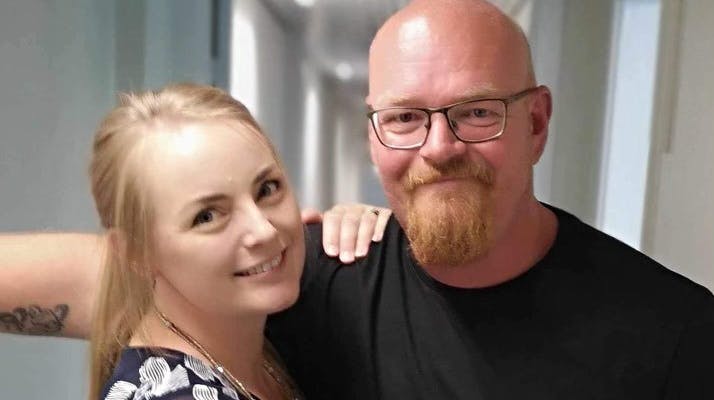 Danmark lærte for alvor René Pehrson at kende i DR-programmet "Rigtige Mænd". Det var Renés kone, Jannie, som meldte ham. Nu fortæller René og familien, at Jannie har fået sklerose.