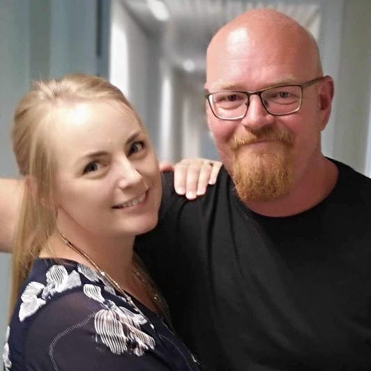 Danmark lærte for alvor René Pehrson at kende i DR-programmet "Rigtige Mænd". Det var Renés kone, Jannie, som meldte ham. Nu fortæller René og familien, at Jannie har fået sklerose.