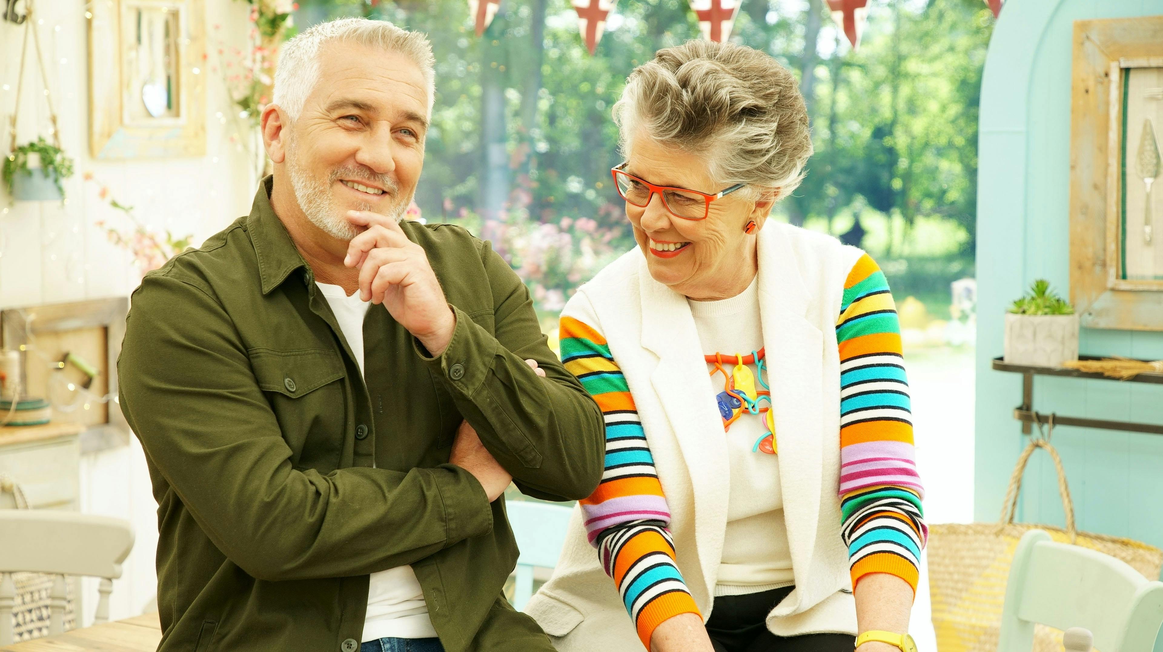 I den britiske udgave af "Den store bagedyst" er det Paul Hollywood og Prue Leith, der er dommere.