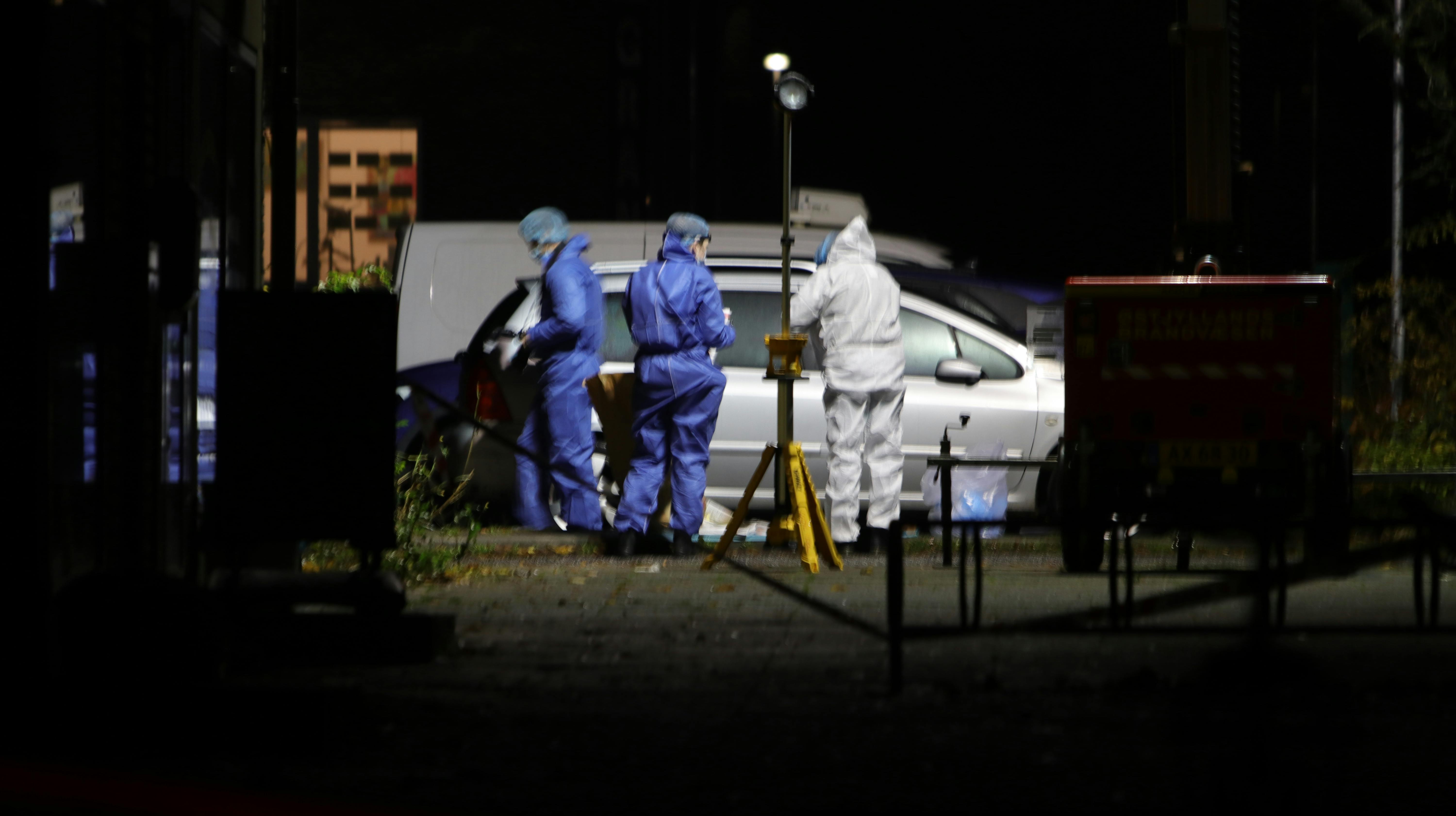 Østjyllands Politi arbejdede torsdag aften på stedet, hvor de to mænd blev fundet alvorligt såret.