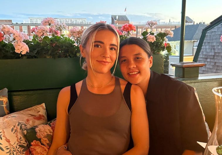 Kristie Mewis (tv.) og Sam Kerr (th.) afslører, at de er blevet forlovet.