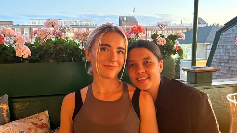Kristie Mewis (tv.) og Sam Kerr (th.) afslører, at de er blevet forlovet.