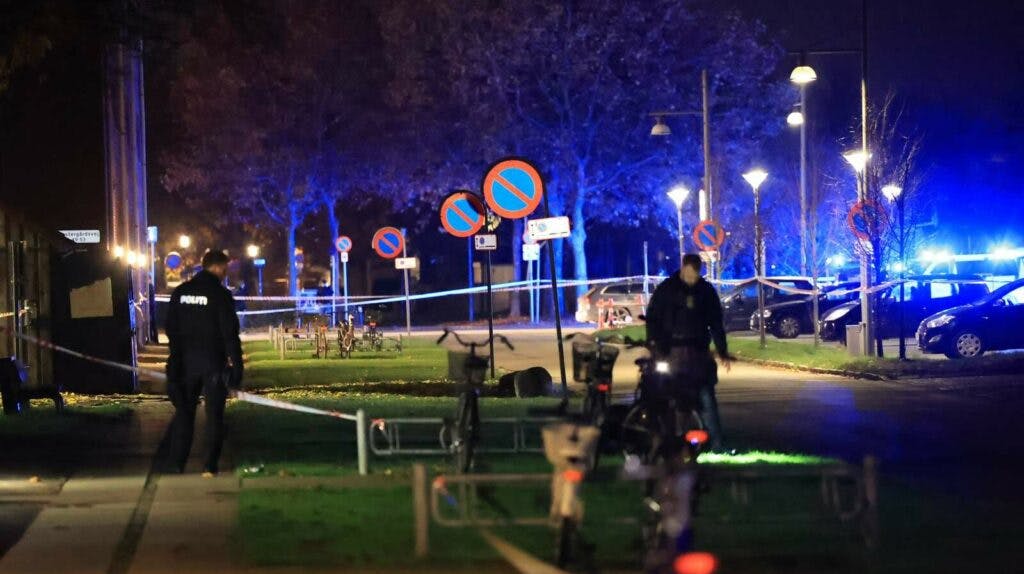 En dreng er blevet ramt af et knivstik efter at være blevet overfaldet af en gruppe unge mennesker lørdag aften.