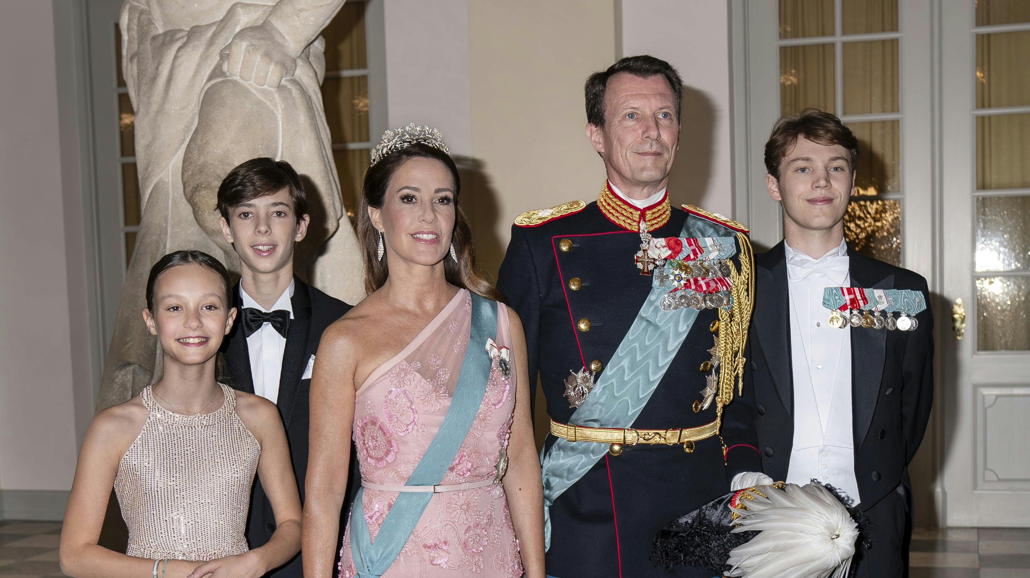 Prins Joachim og Prinsesse Marie har ubudne gæster i deres nykøbte hus. 