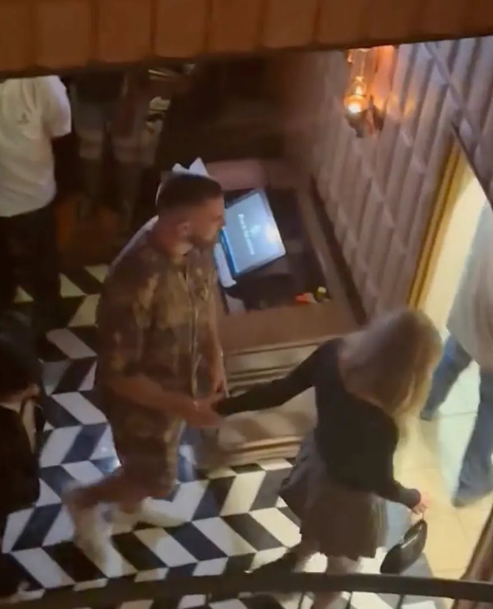 Travis Kelce og Taylor Swift blev klappet ud af restauranten i den argentinske hovedstad.