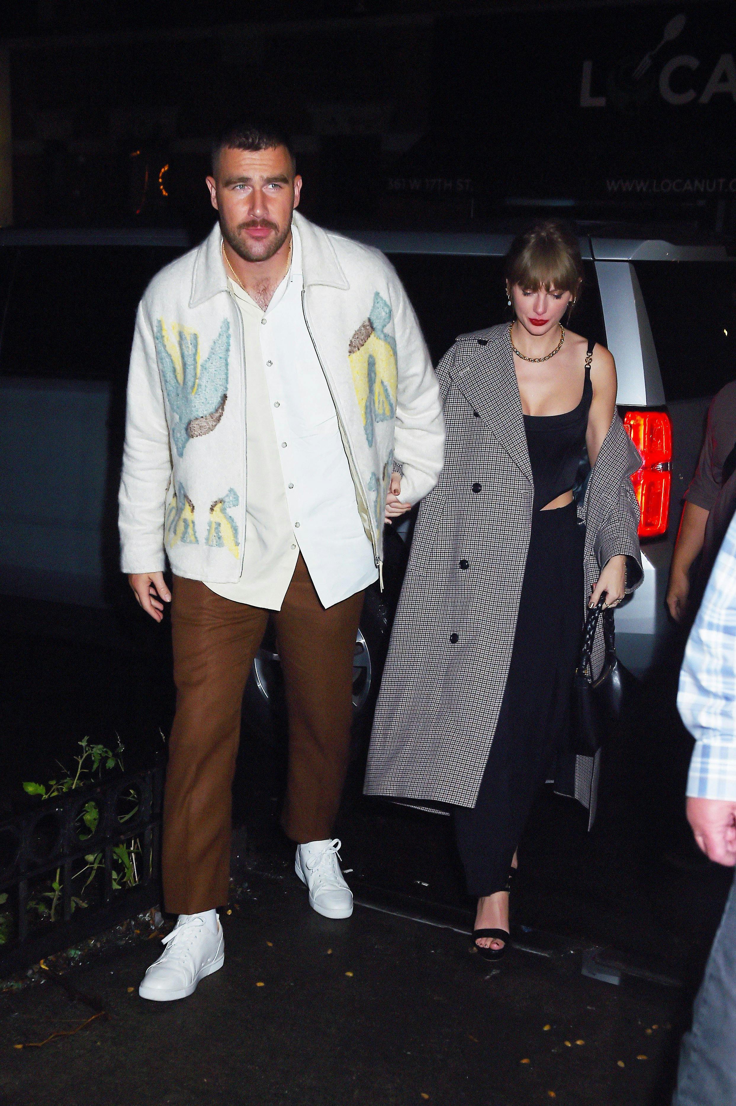 Travis Kelce og Taylor Swift spottet hånd i hånd ved ankomsten til "Saturday Night Live"-efterfesten den 15. oktober.
