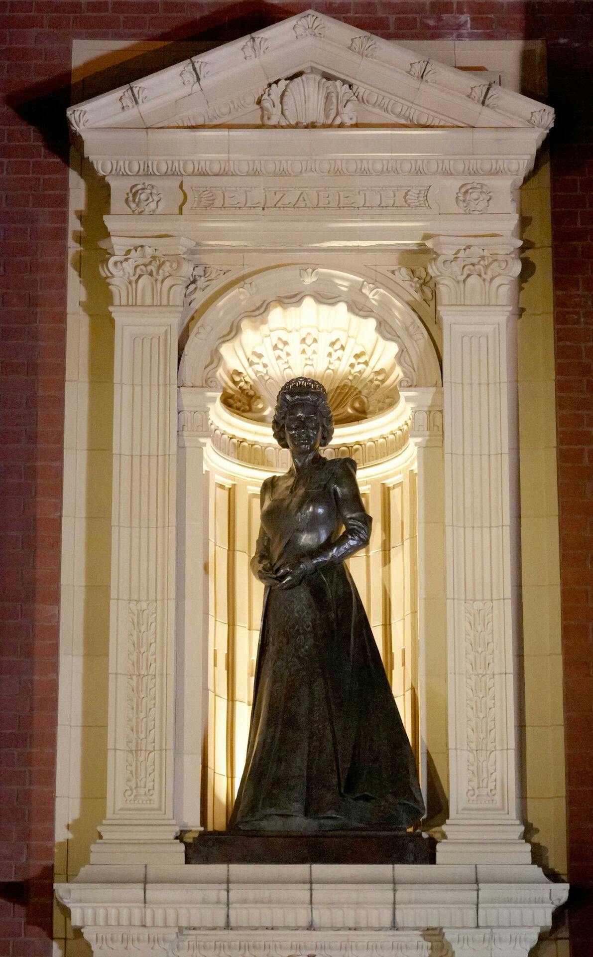 Således tager den nye statue af dronning Elizabeth sig ud foran Royal Albert Hall i London.
