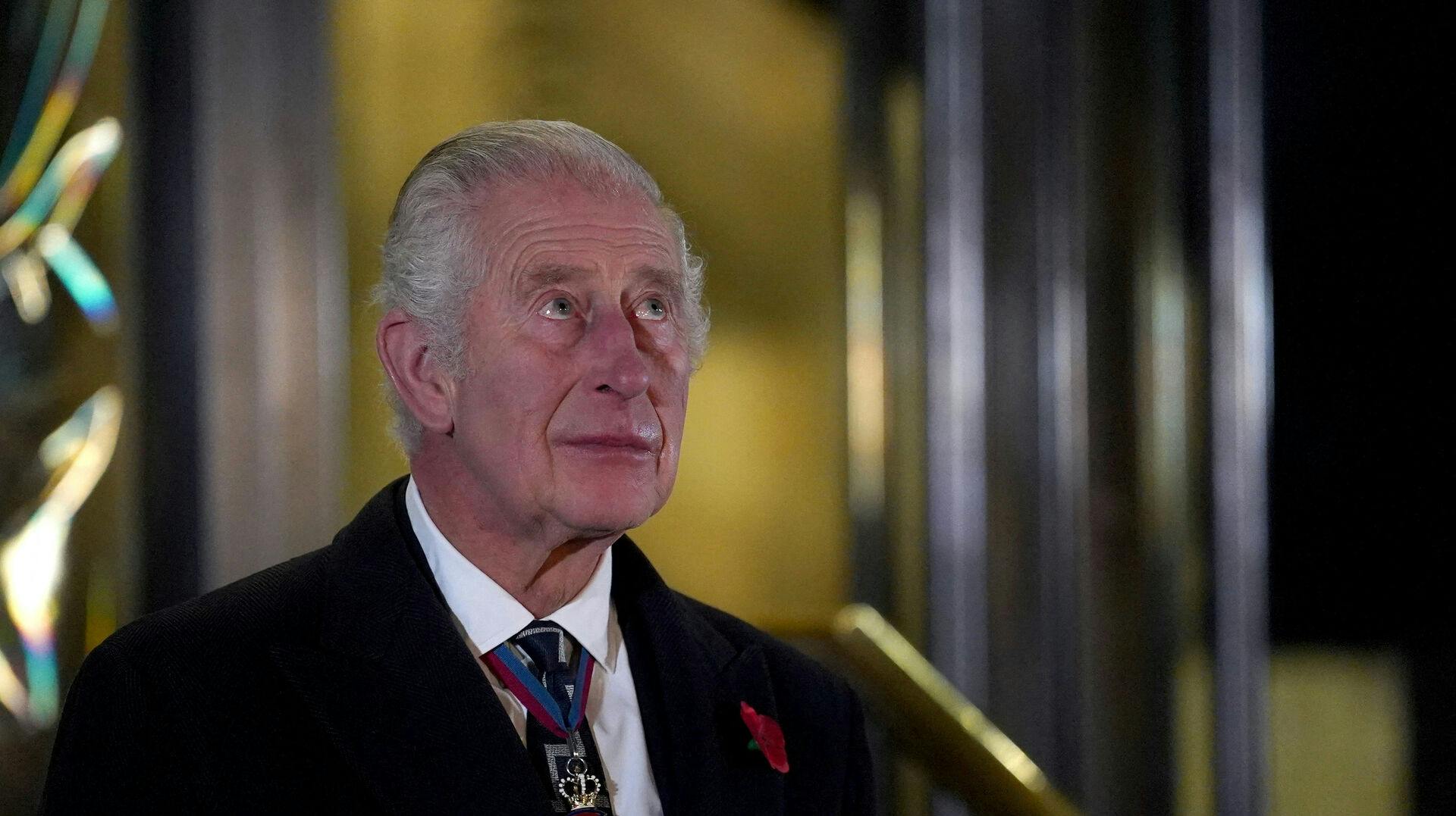 Kong Charles kunne ikke holde tårerne tilbage, da statuen af dronning Elizabeth blev afsløret.
