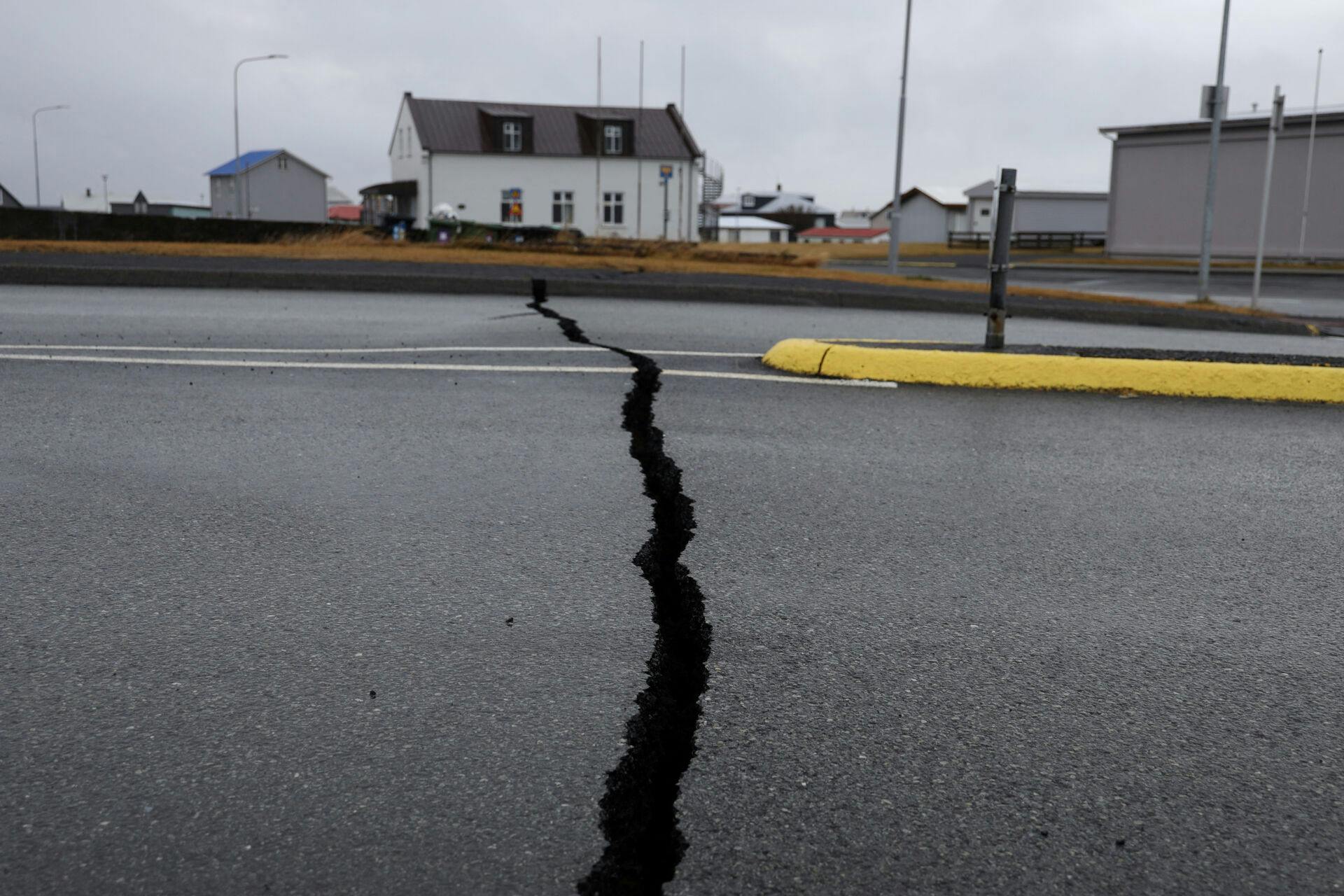 Grindavík ligger oven på et sprækkesystem kaldet Reykjanes-Svartsengi med vulkansk aktivitet under jorden.