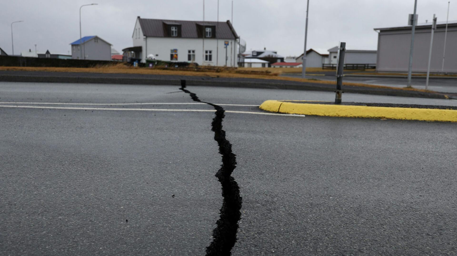 Grindavík ligger oven på et sprækkesystem kaldet Reykjanes-Svartsengi med vulkansk aktivitet under jorden.