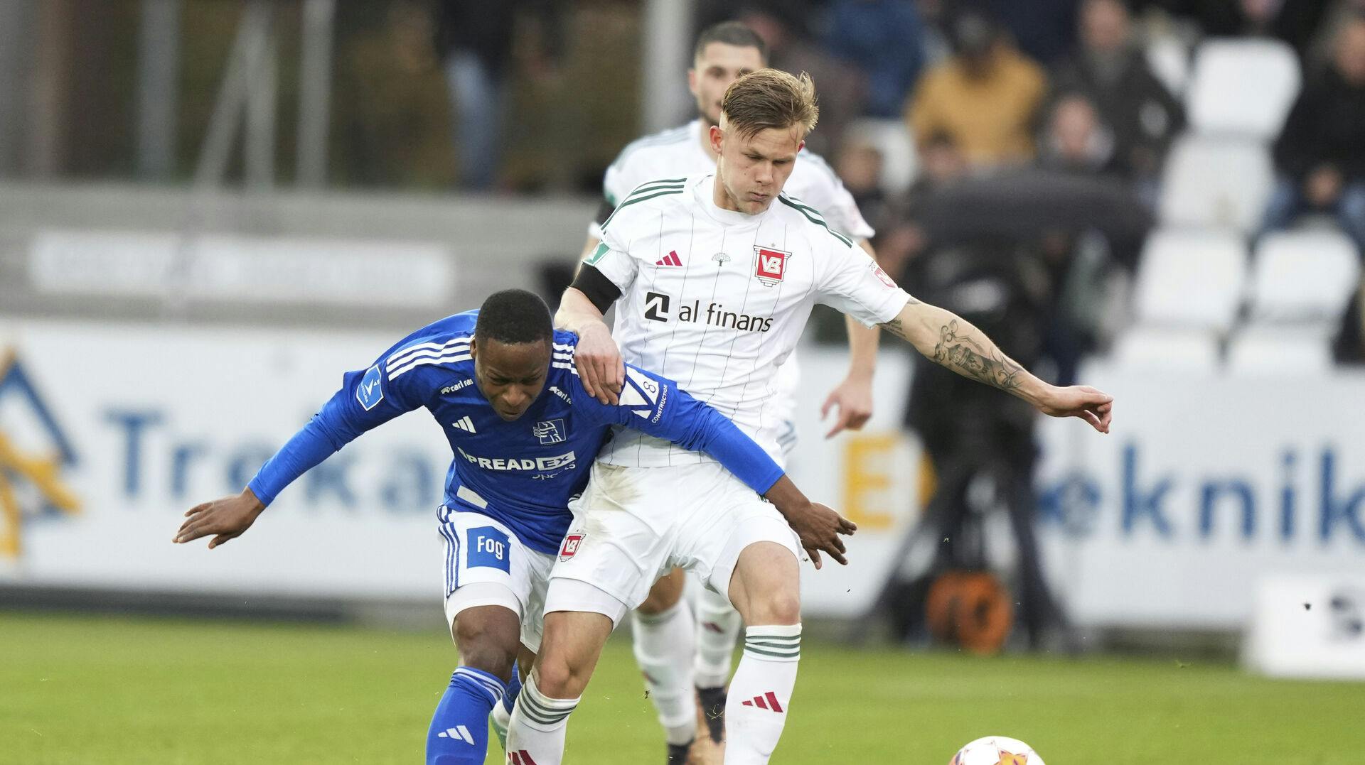 Jonathan Amon (Lyngby 17) mod Thomas Gundelund (VB 14) under superligakampen mellem Vejle Boldklub og Lyngby Boldklub på Vejle Stadion søndag den 12. november 2023. (Foto: Claus Fisker/Ritzau Scanpix)