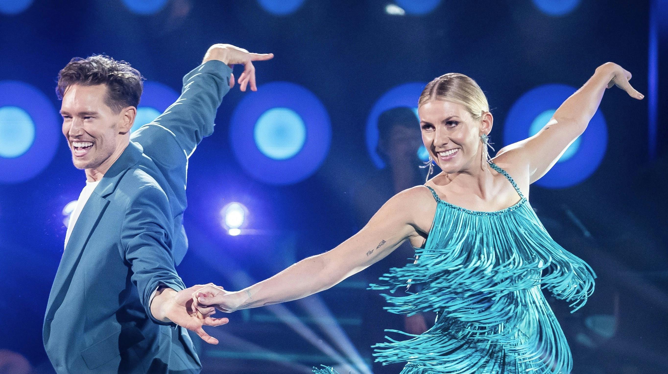 Morten Kjeldgaard bliver for en stund smidt på bænken, og Mette Sommer får sig en ny dansepartner i "Vild med dans"-semifinalen. 