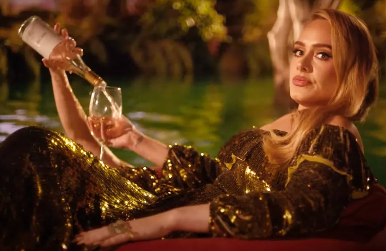 Adele får drukket masser af vin i musikvideoen til "I Drink Wine". 