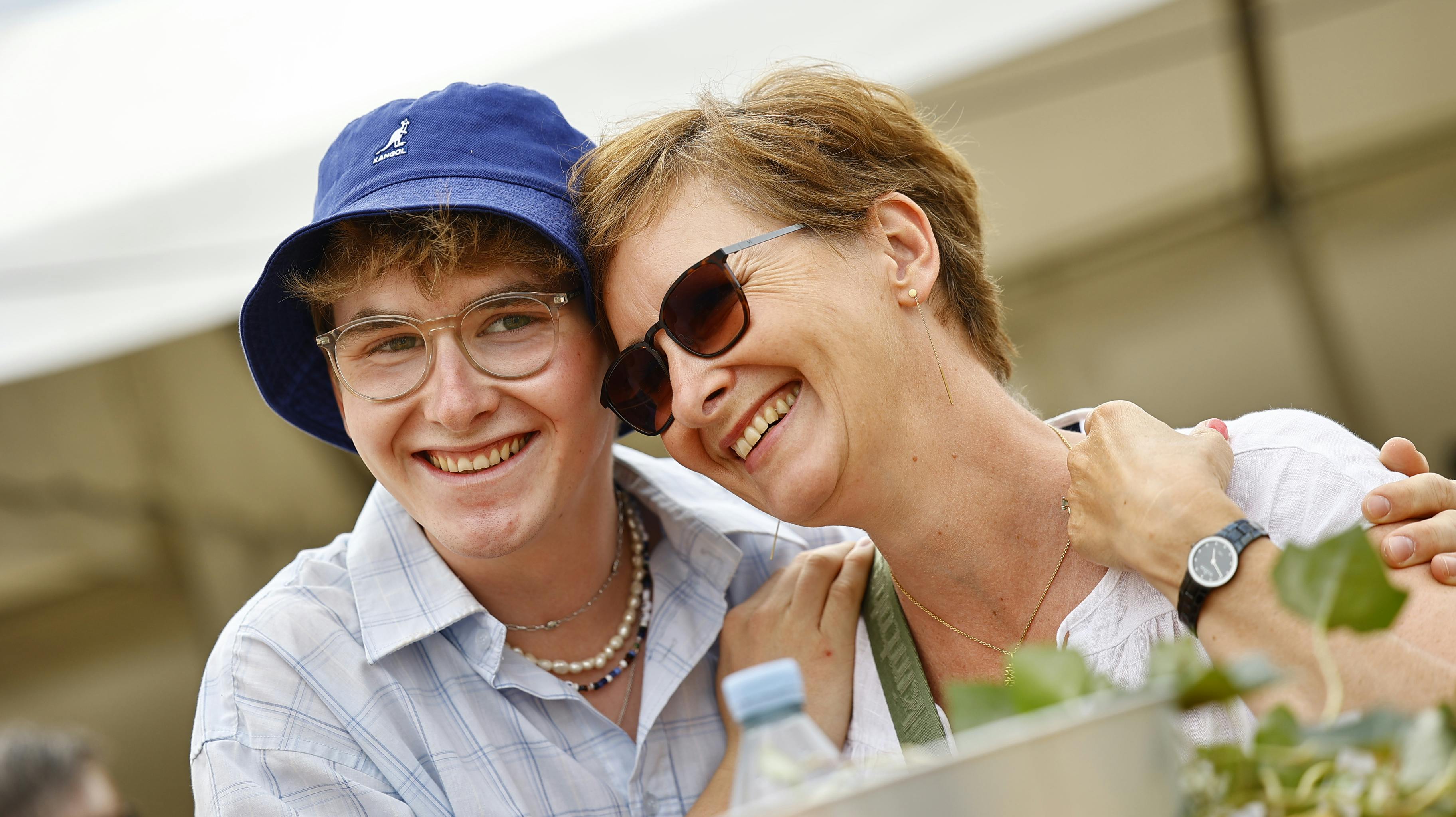 Dean Lewis inviterede Tobias Floor med på scenen i sommer på Tinderbox, da han skulle give koncert. Til Tinderbox var Tobias' mor med, og hun har også brugt meget tid med sin søn på Rigshospitalet, efter han i onsdags fik et pludseligt hjertestop.