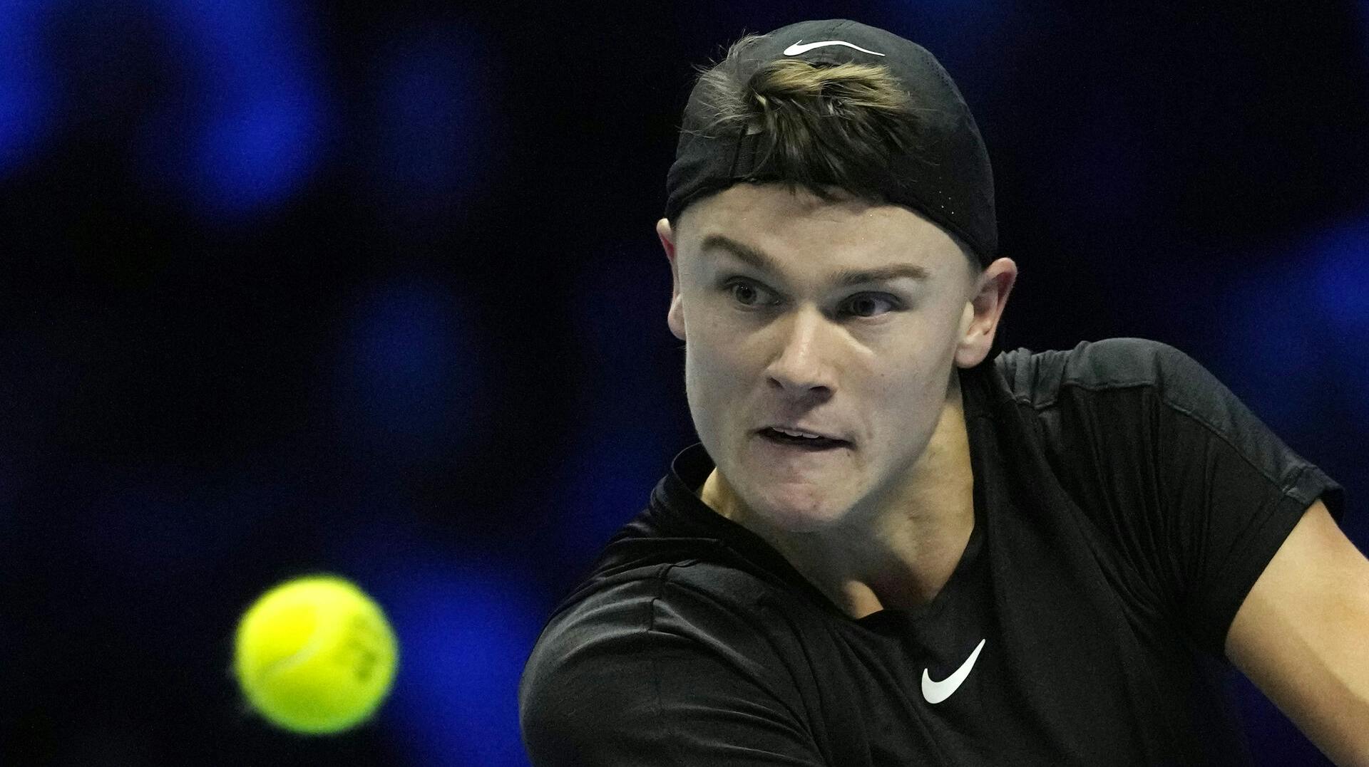 Den danske tennisspiller Holger Rune debuterede søndag ved ATP Finals med et nederlag til verdensranglistens nummer et, Novak Djokovic.