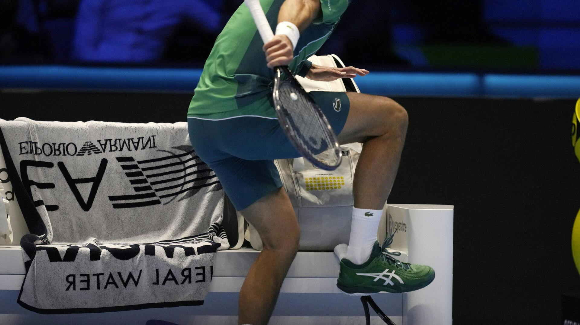 Djokovic sparkede og trampede løs på sine ketchere i ren og skær frustration.