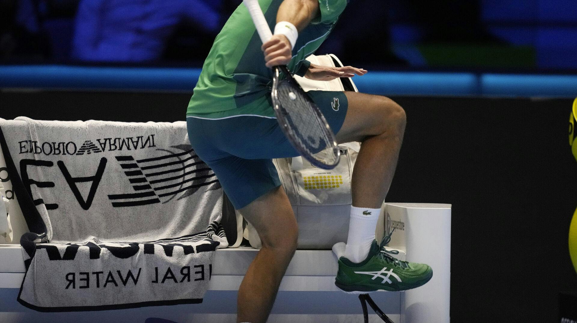 Djokovic sparkede og trampede løs på sine ketchere i ren og skær frustration.