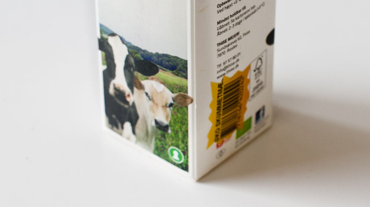 Thise går nu tilbage til den "gamle metode", når der skal åbnes mælk, og fjerner derfor plastikskruelåget.