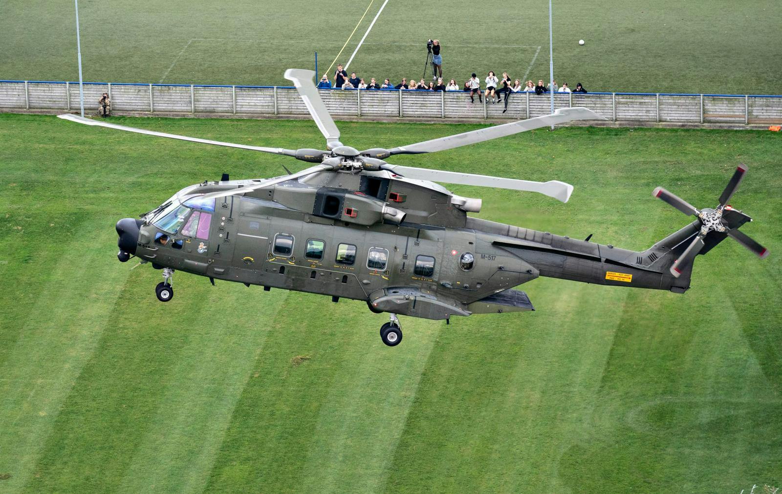 Det er en EH-101-helikopter, der ofte bruges til at transportere de kongelige rundt i de danske luftrum.