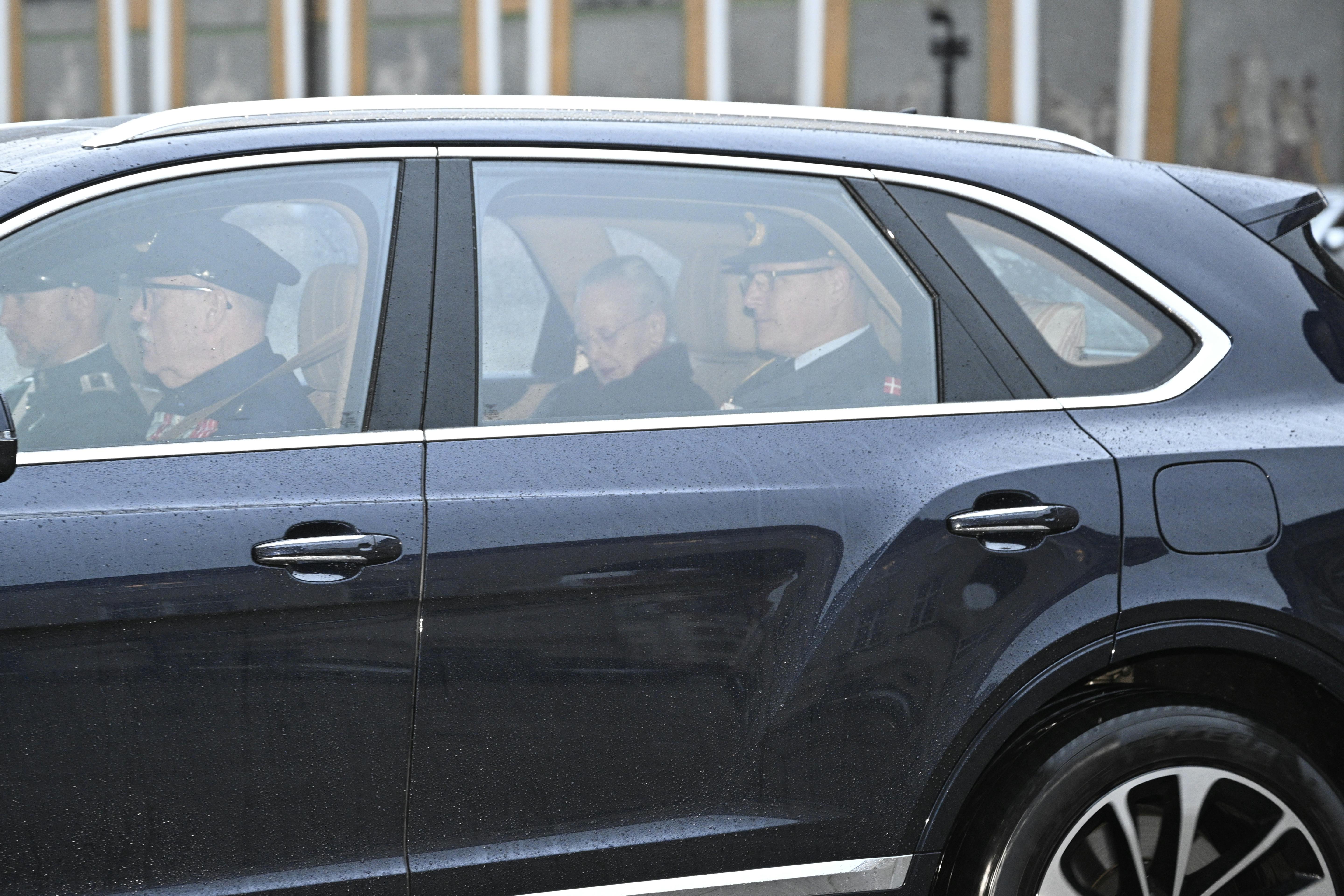 Her ankommer dronning Margrethe til Christiansborg Slot.