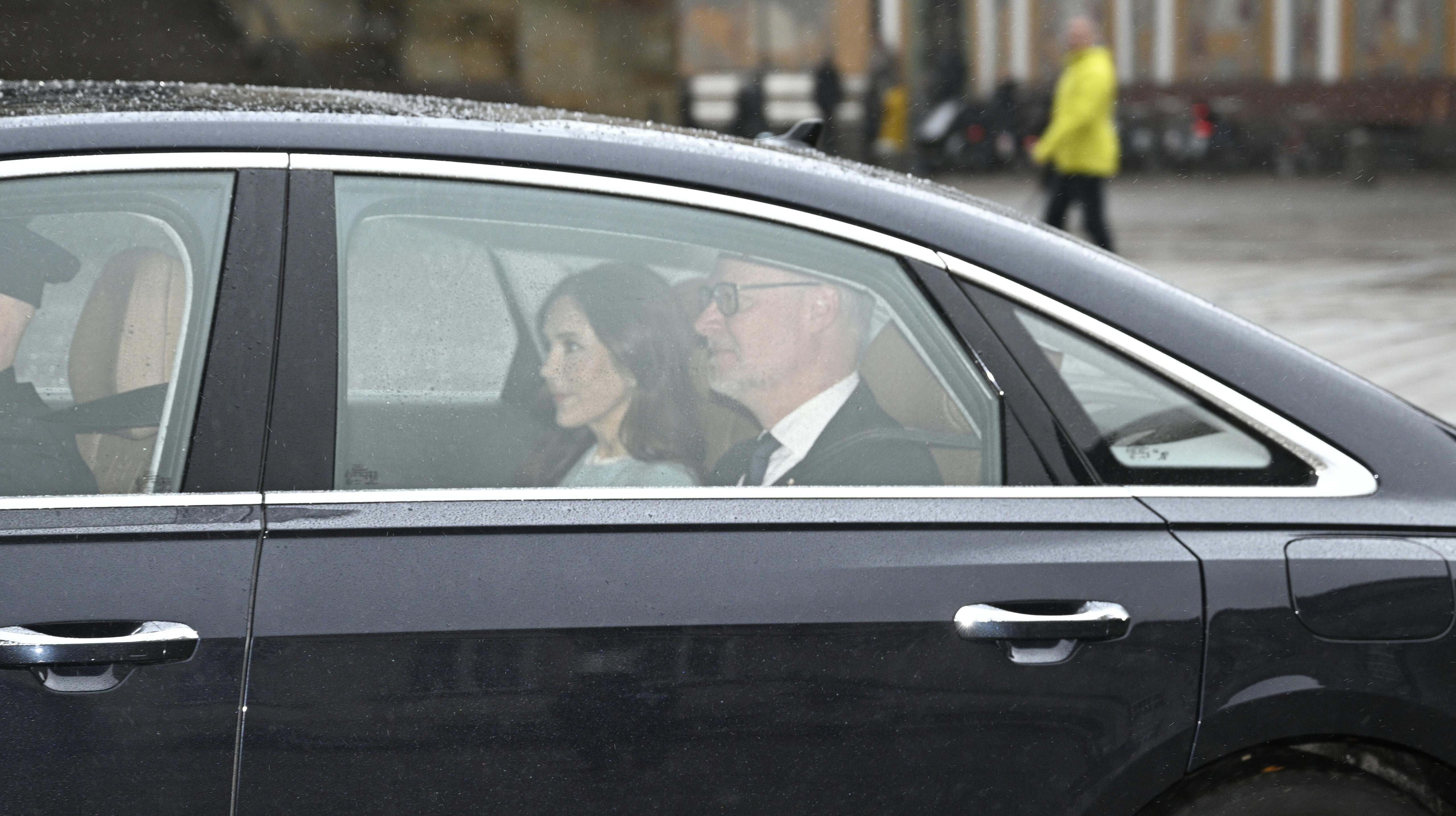 Kronprinsesse Mary ankom for sig selv i en separat bil.