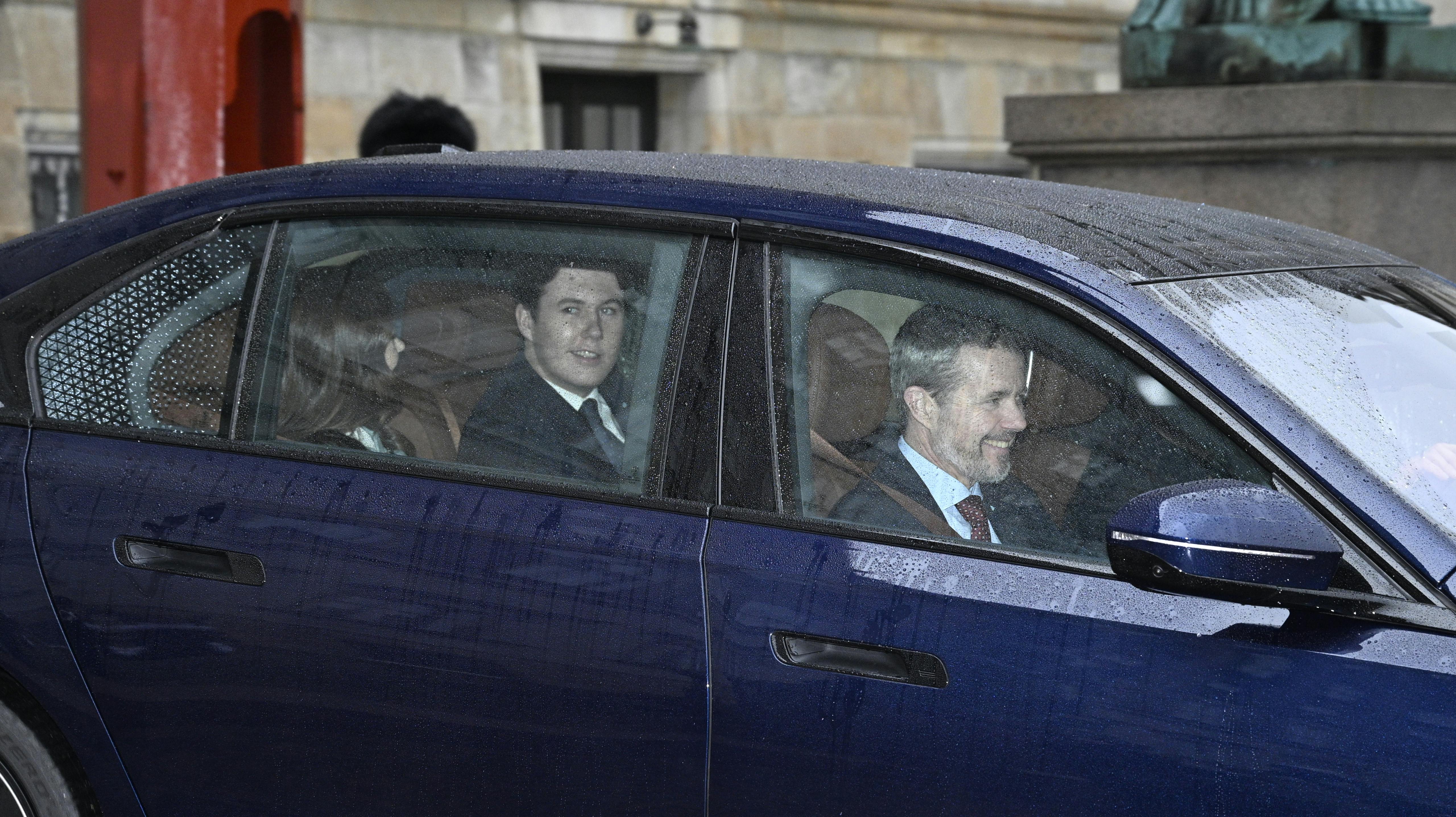 Smilene var store hos alle, da kronprins Frederik, kronprinsesse Mary og prins Christian tirsdag formiddag forlod Christiansborg Slot.