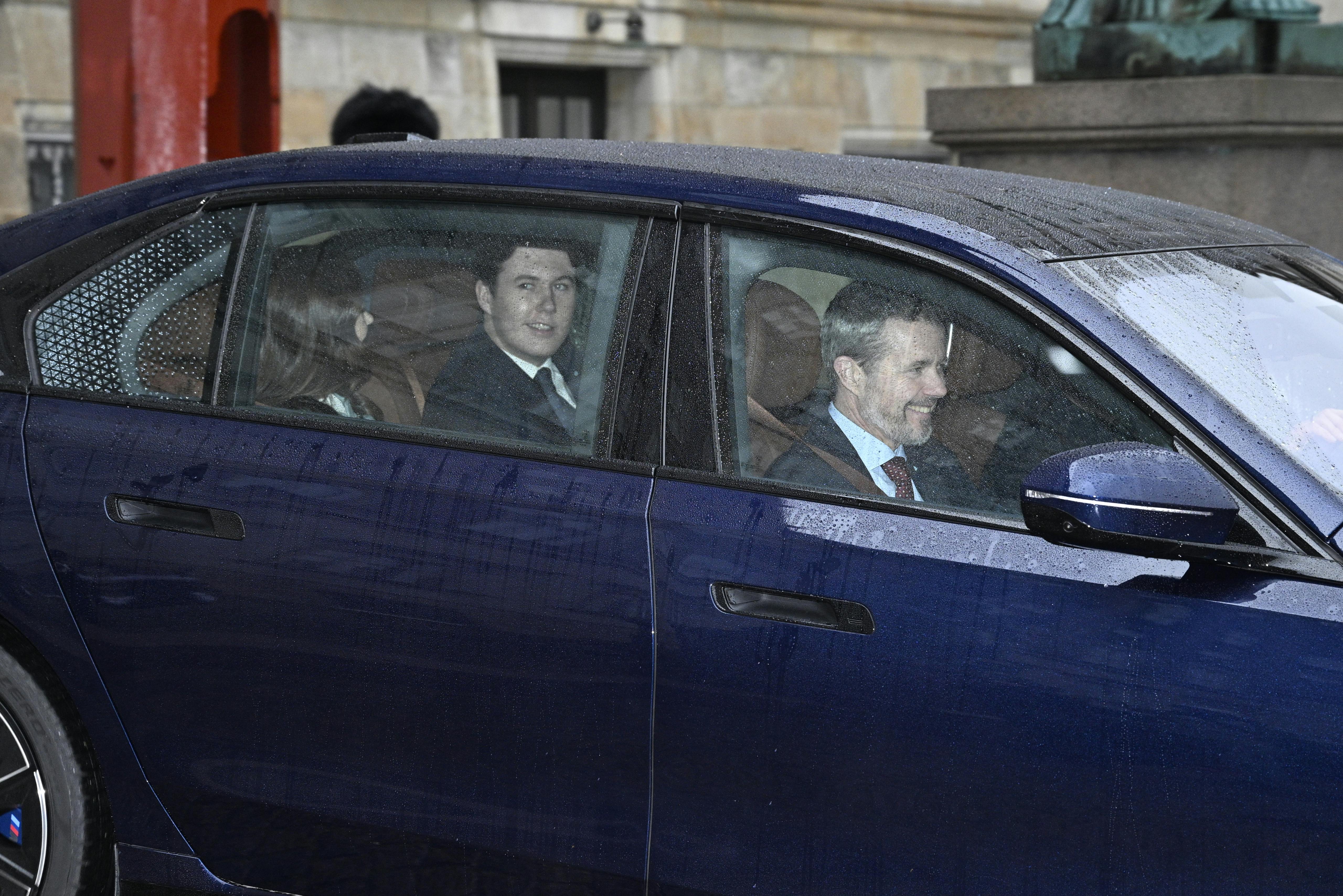 Smilene var store hos alle, da kronprins Frederik, kronprinsesse Mary og prins Christian tirsdag formiddag forlod Christiansborg Slot.