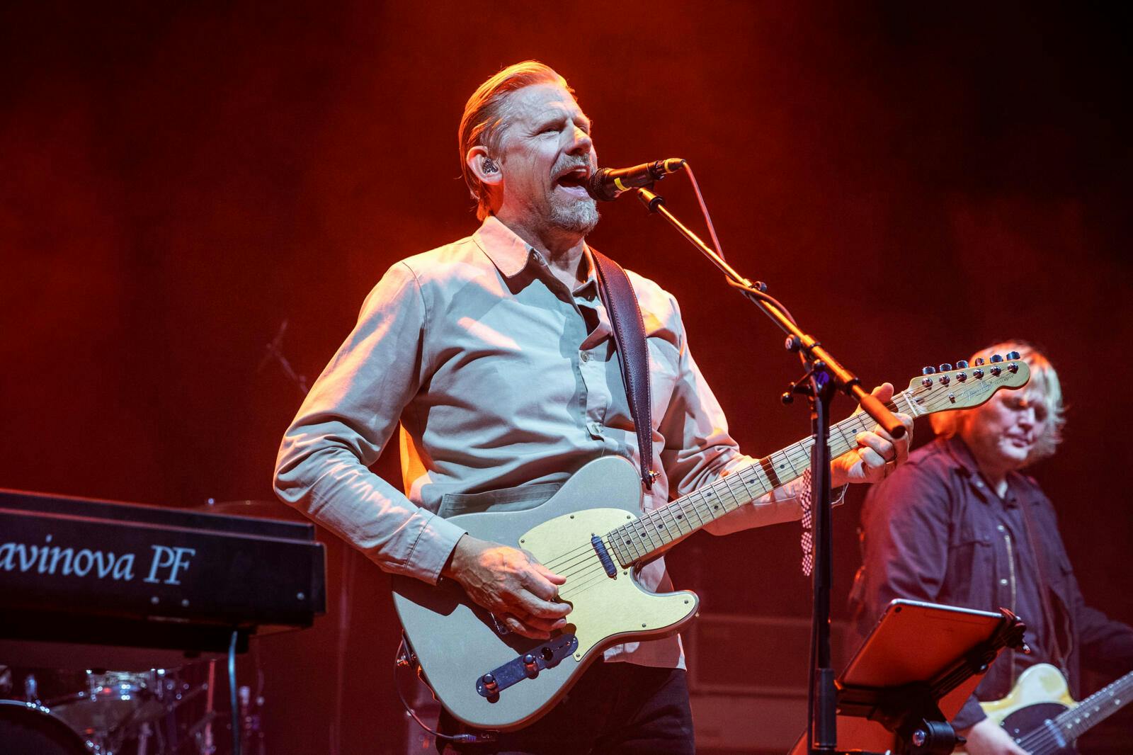 I stedet for fodbold spiller Peter Schmeichel nu guitar og synger sammen med sit eget band, The Ones. Lørdag er det dog familien, som må synge ”Happy Birthday” og afslutte med 60 hurraer for Peter.