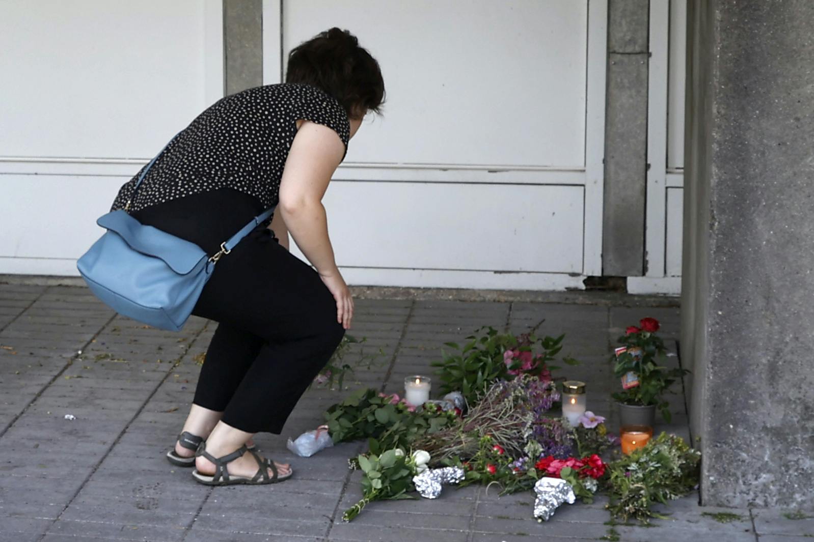 Blomster foran Psykiatrisk Center Glostrup, hvor en læge blev dræbt og to andre medarbejdere såret af knivstik i juli. 