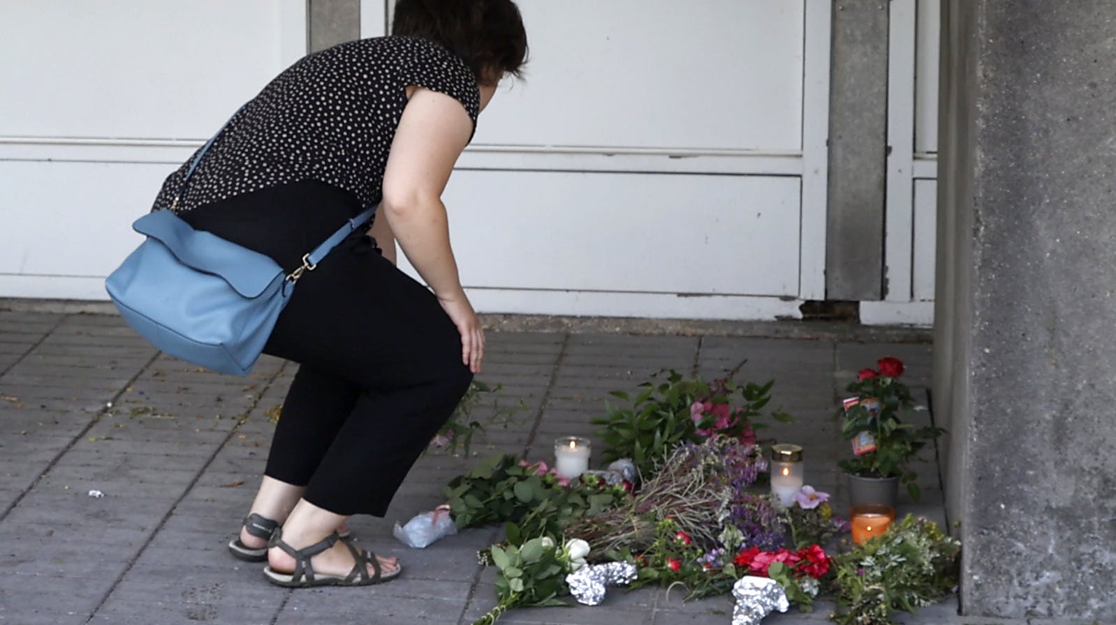 Blomster foran Psykiatrisk Center Glostrup, hvor en læge blev dræbt og to andre medarbejdere såret af knivstik i juli.