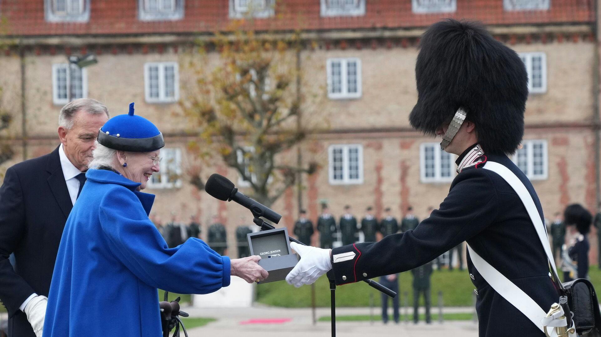 Garder Jonathan Mazanti Andersen har onsdag fået overrakt "Dronningens ur" af dronning Margrethe på Den Kongelige Livgardes kaserne på Rosenborg Slot i København.
