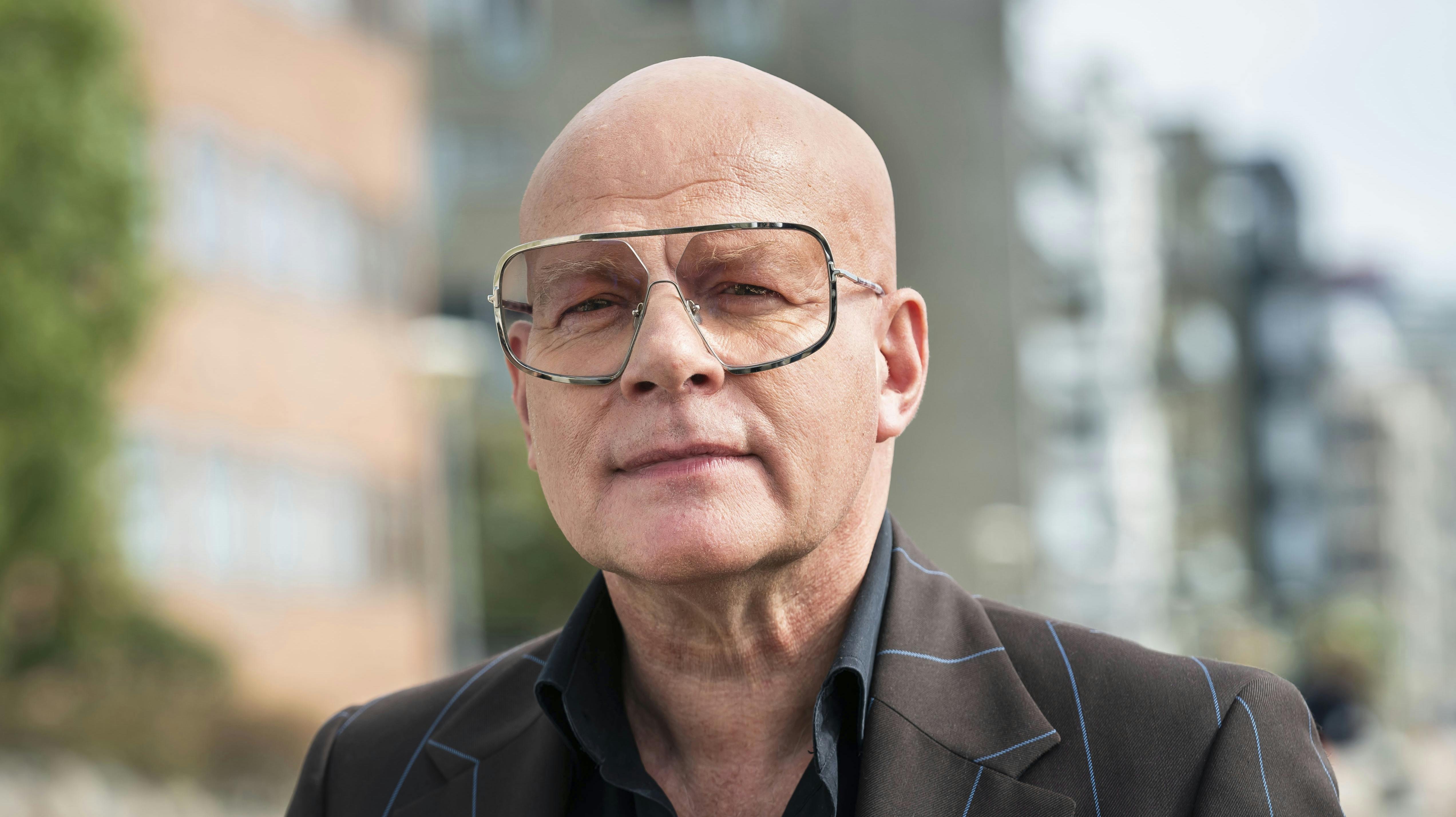 Der har været skiftedag hjemme hos Thomas Blachman. Et sommerhus er solgt, og en lejlighed er købt. 