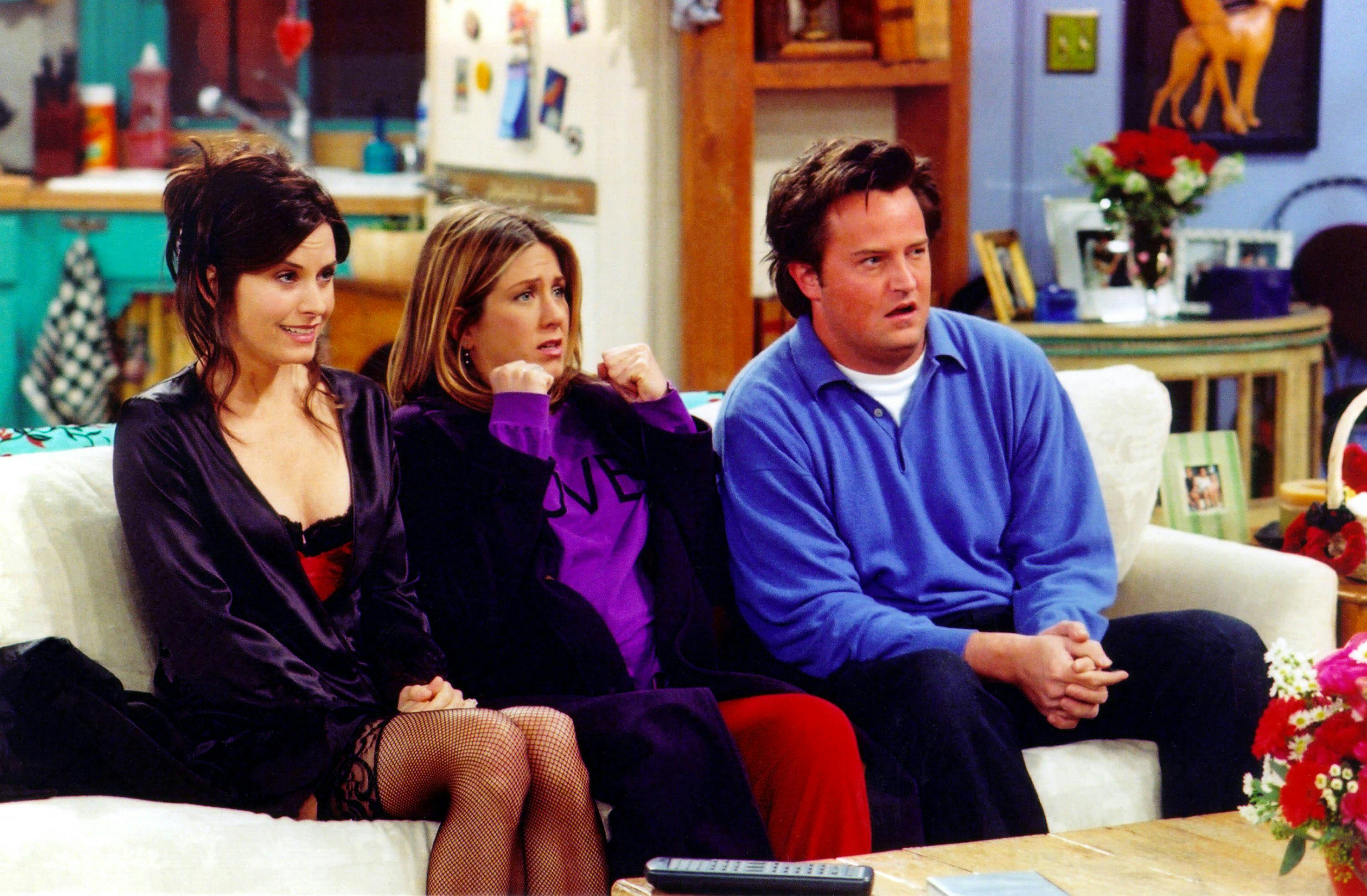 Courteney Arquette, Jennifer Aniston og Matthew Perry under indspilningerne til sæson otte.