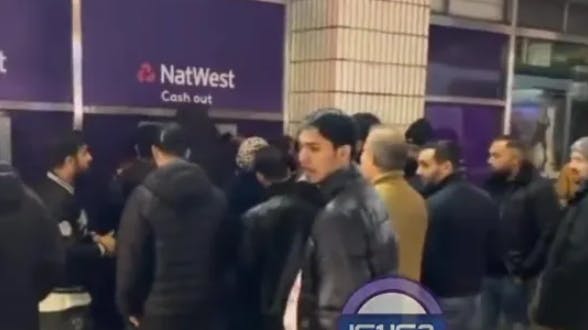 En mystisk fejl var forleden skyld i, at der opstod kaoslignende tilstande ved en hæveautomat i det østlige London.