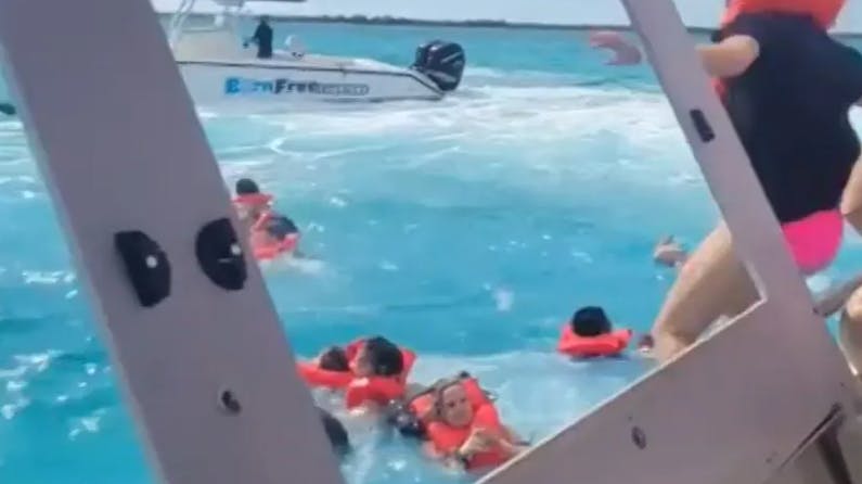 En hyggelig bådtur i ud for Bahamas endte tirsdag i en frygtelig tragedie. Båden med de mange turister kæntrede, og en 75-årig turist – en kvinde – fra USA døde.