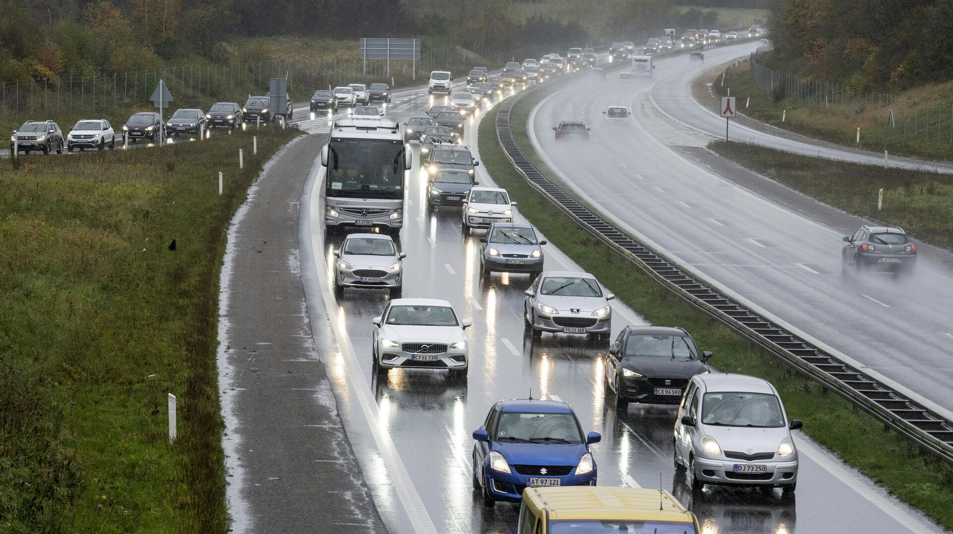 Trafikken glider torsdag morgen trods store mængder regn.