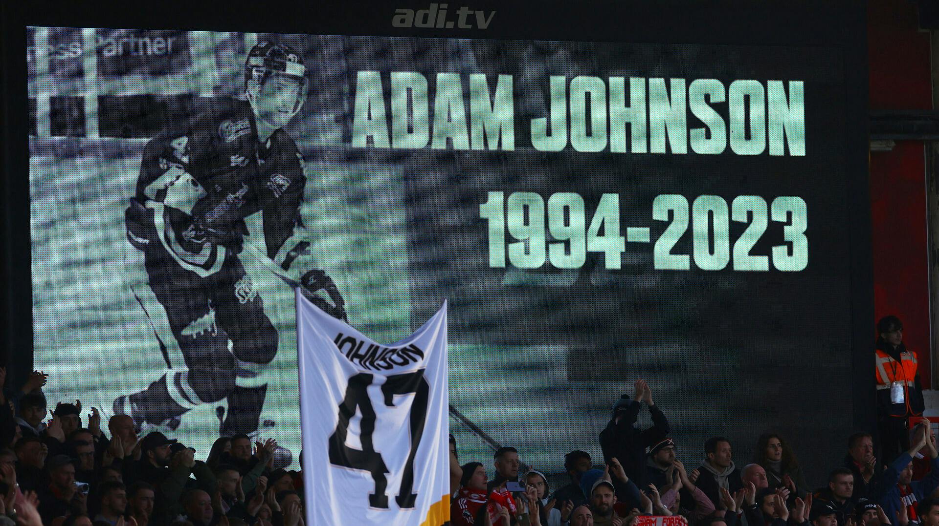 Nottingham Forest fodboldfans viste forleden deres respekt til minde om Nottingham Panthers' Adam Johnson. 