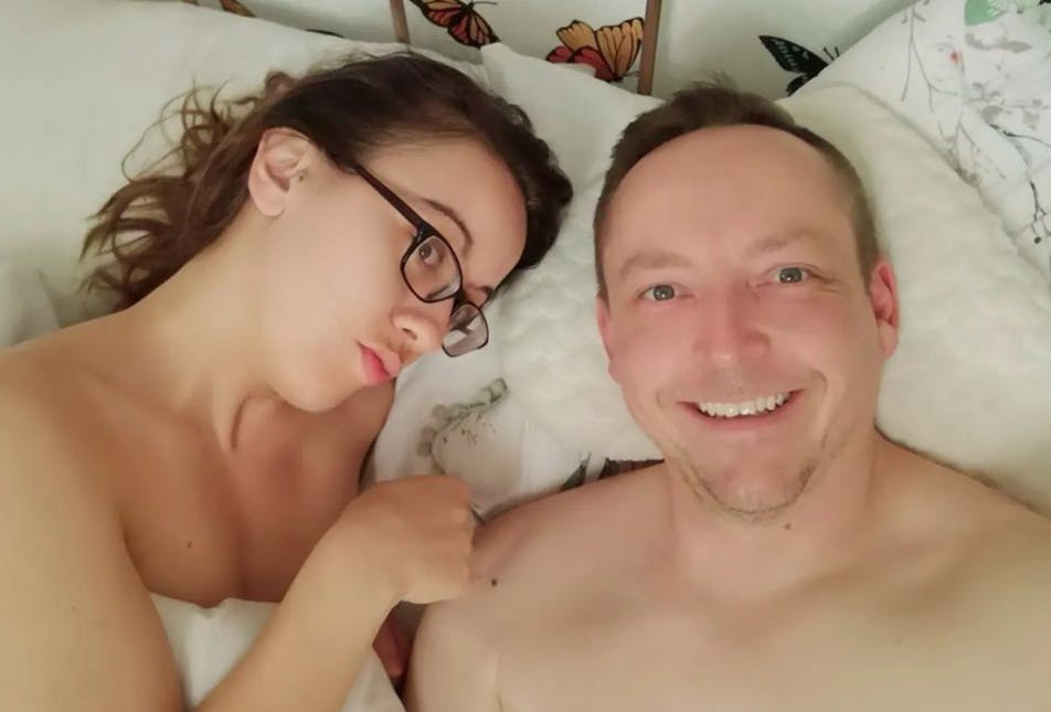 Kaye og Paul har fundet en metode til at holde liv i forholdet.