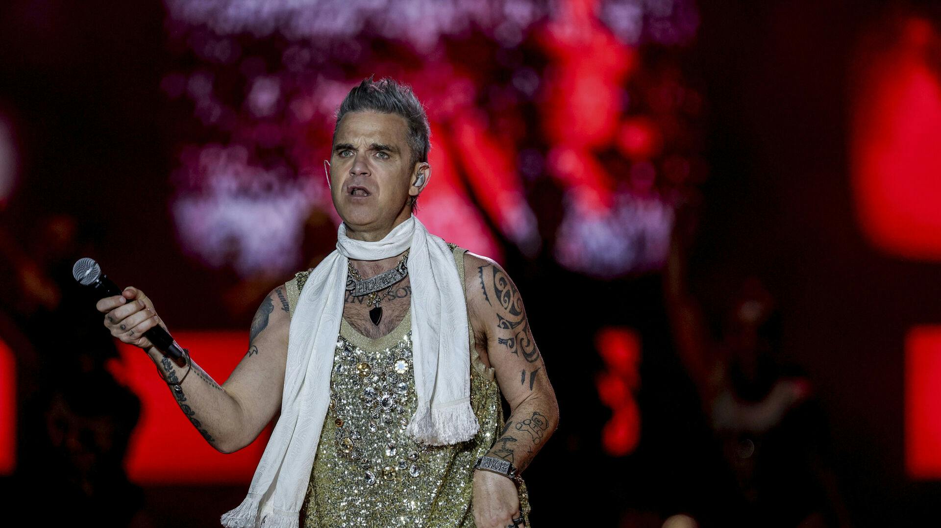 En ældre dame er i koma, efter hun faldt under en koncert med Robbie Williams i Sydney.