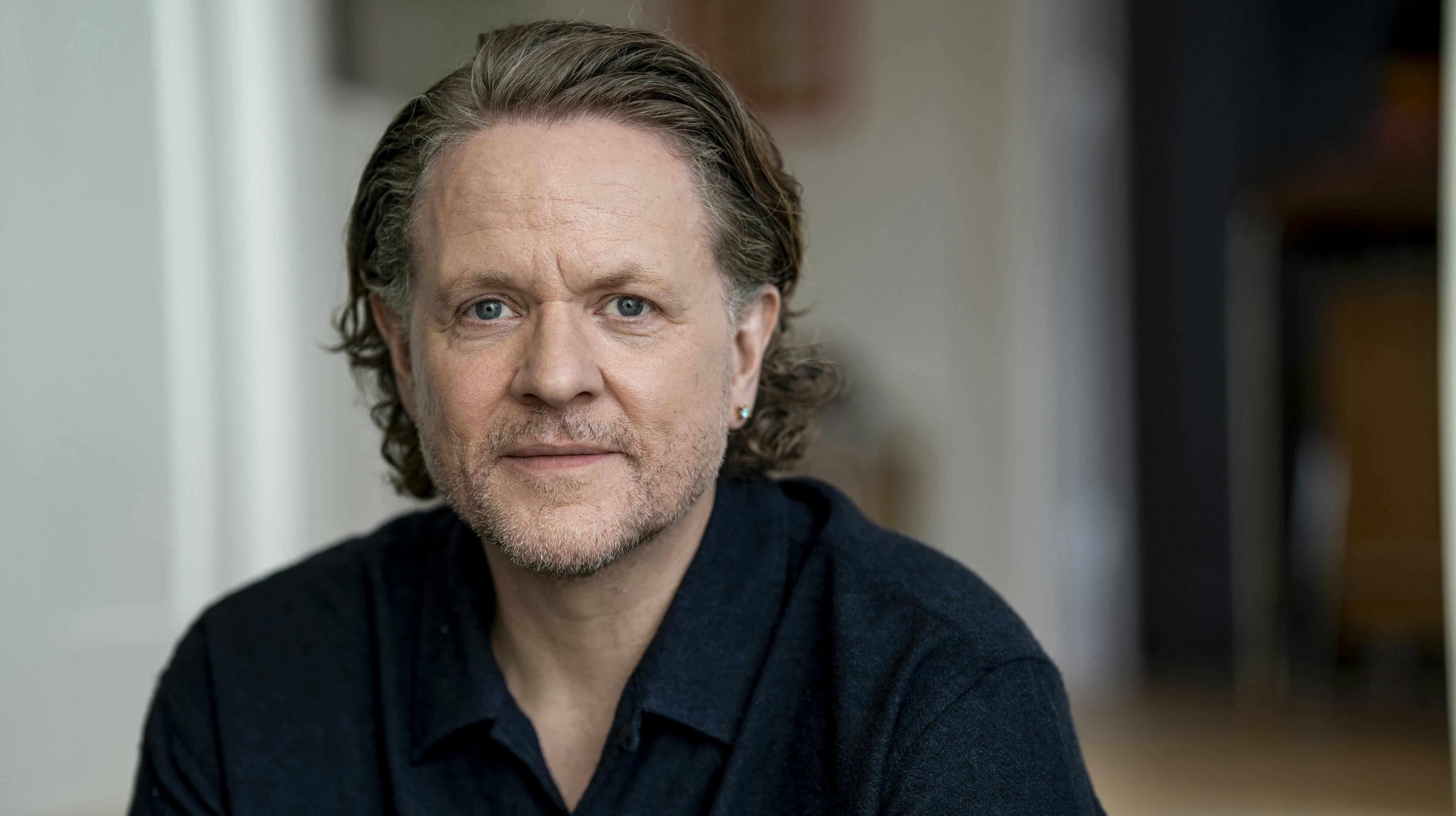 Anders Matthesen har fået æren af at spille Tommy Seebach i spillefilmen "UNDER STJERNERNE PÅ HIMLEN, som bliver en spillefilm om netop Tommy Seebach.