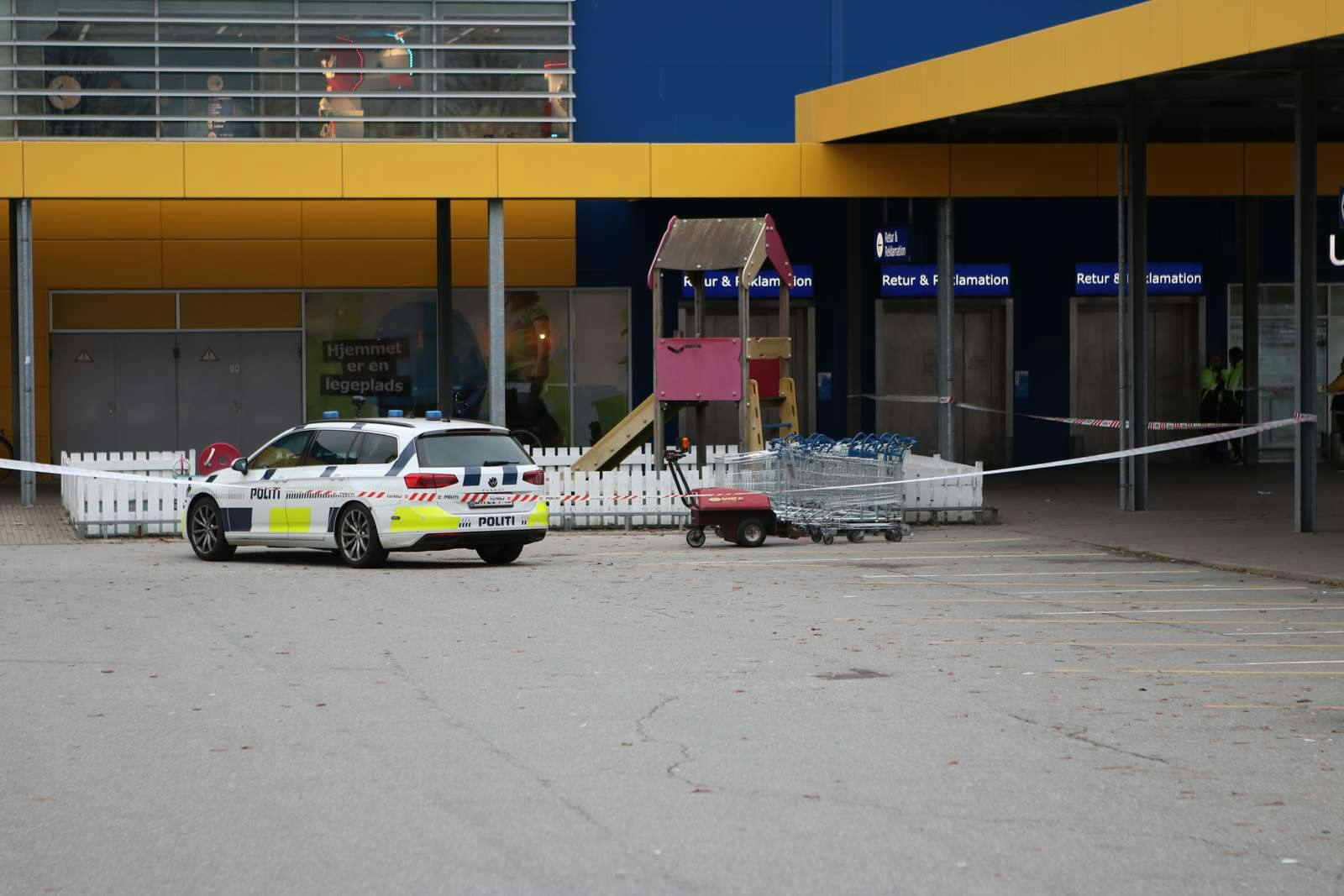 En mand er stukket ned ved Ikea i Taastrup.