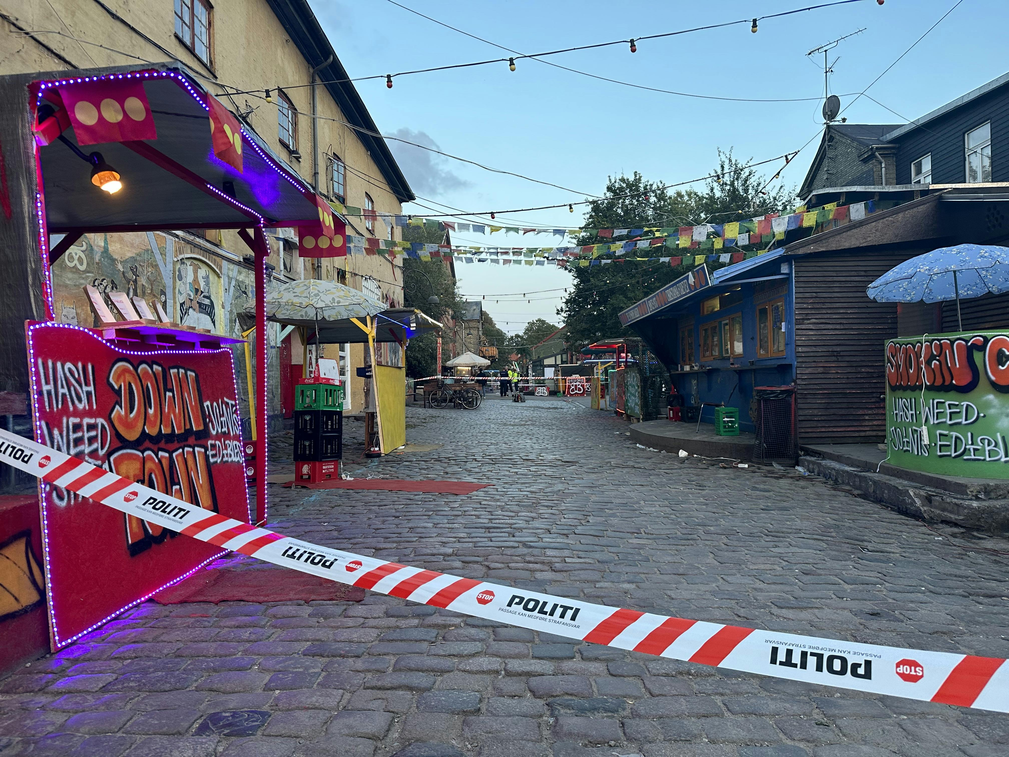 Et 30-årigt prøvemedlem af Hells Angels blev skudt og dræbt her på Pusher Street på Christiania 26. august.&nbsp;