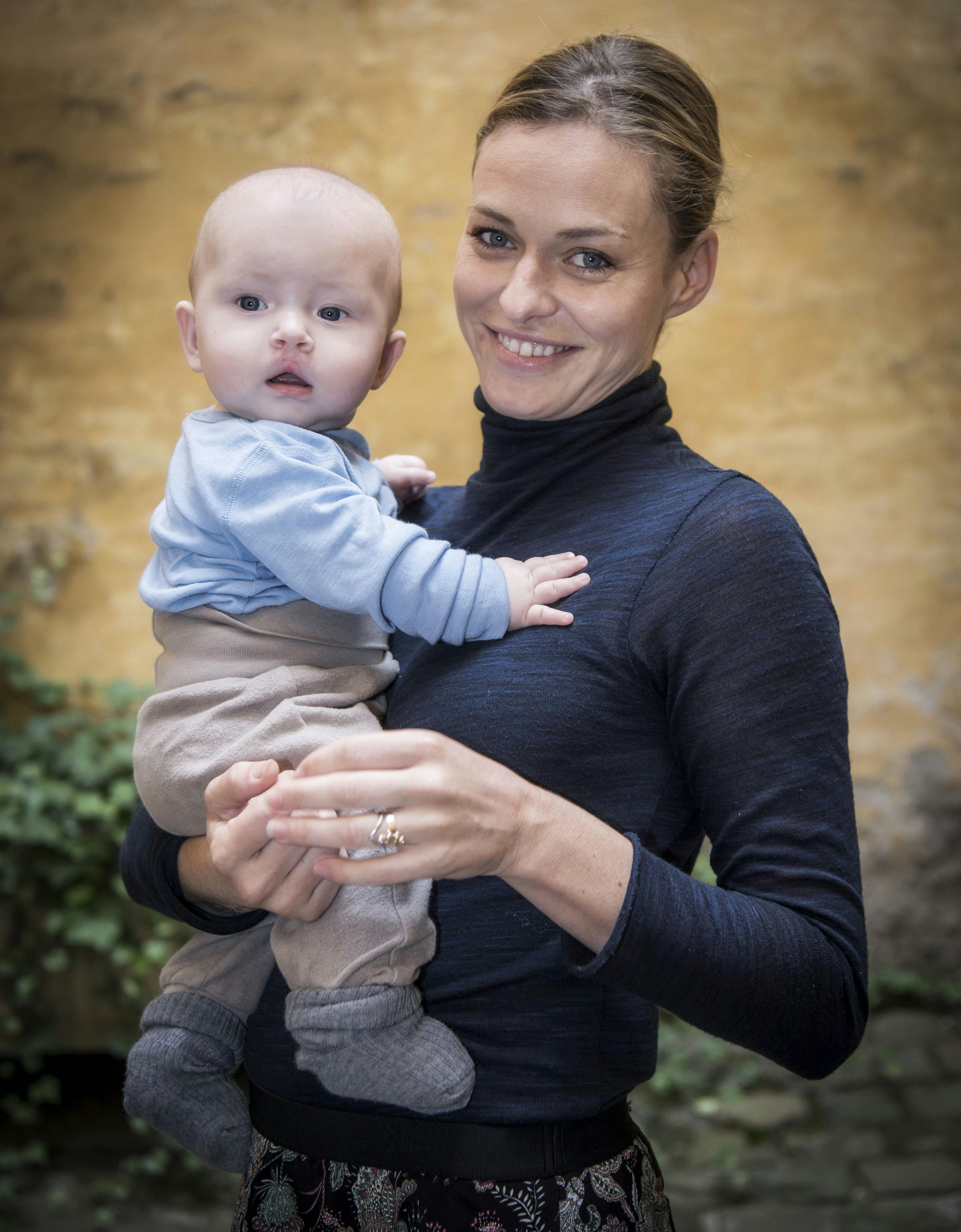 Sarah Grünewald med sønnen Luis.