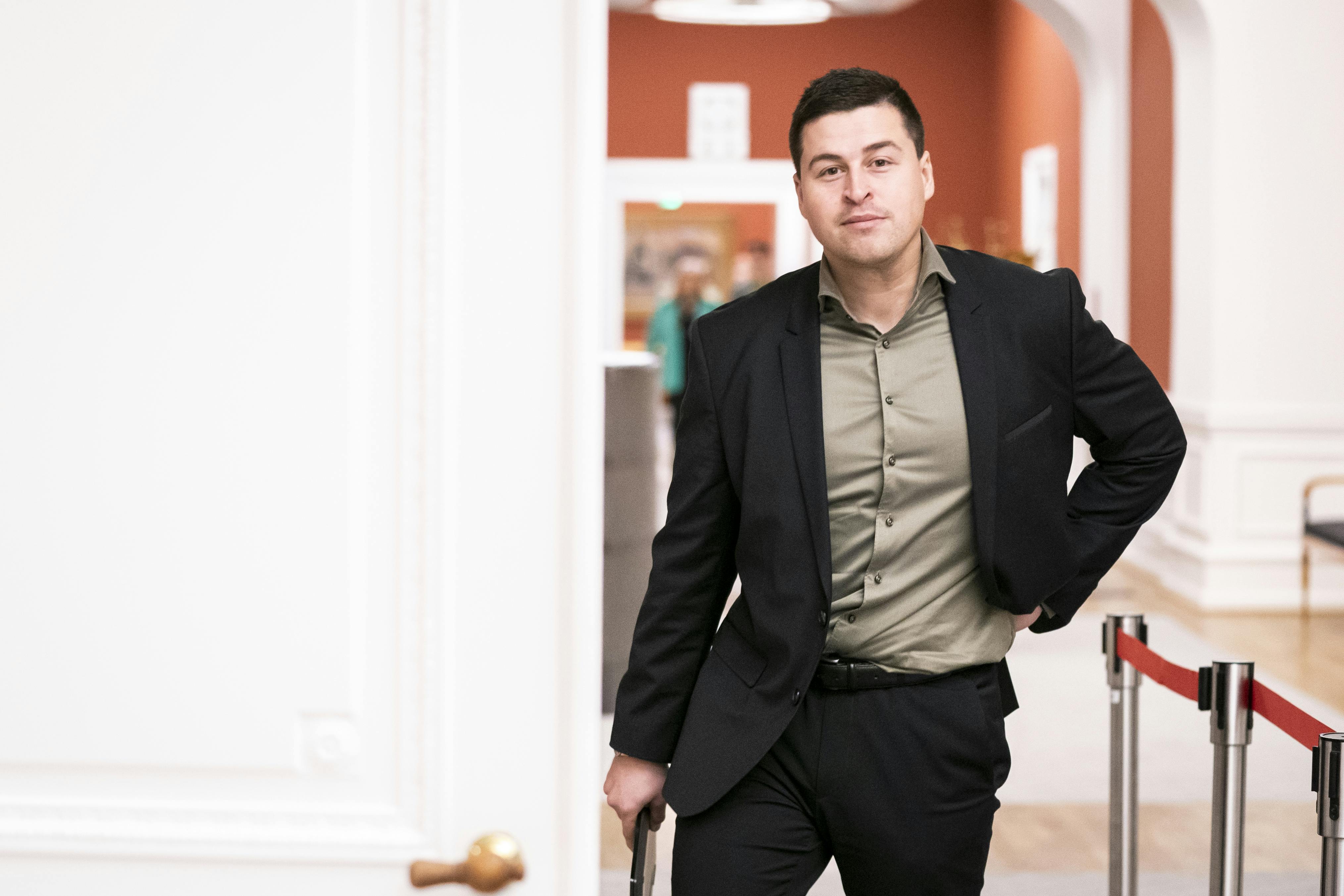 Mike Villa Fonseca mødte fordømmelse fra flere sider, efter det blev afsløret, at han har et forhold til en 15-årig pige.