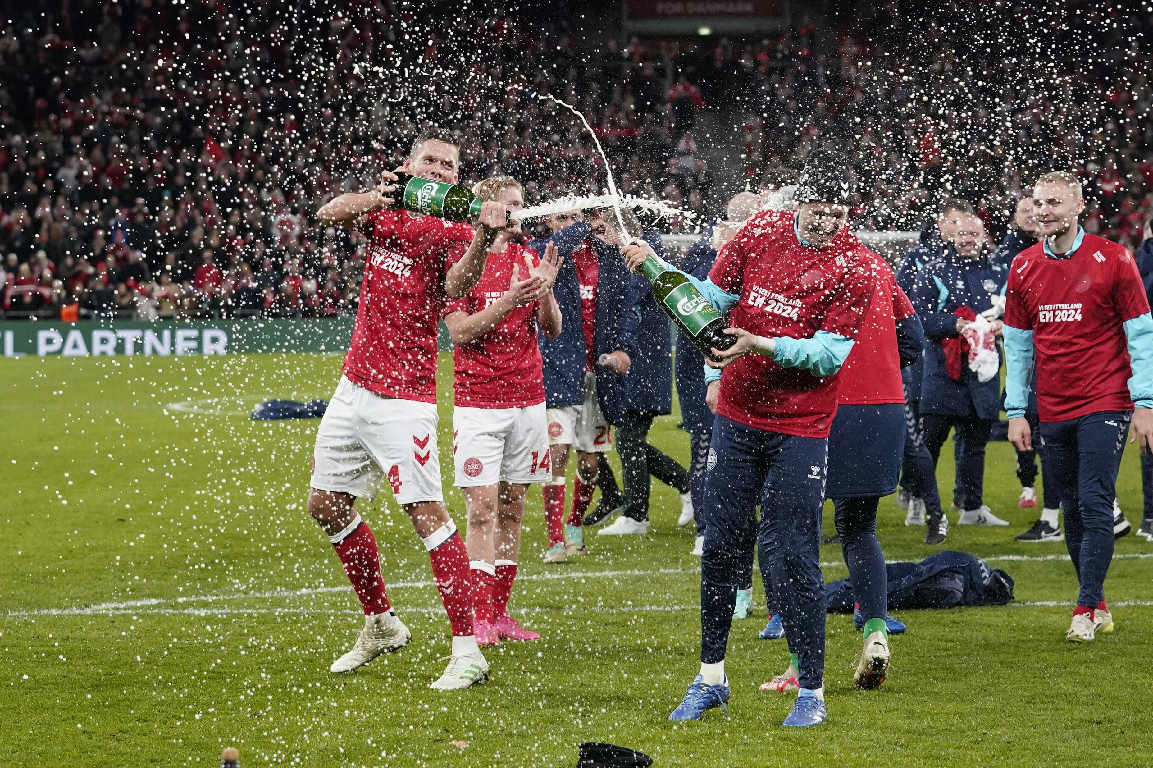 Fejringerne startede allerede i Parken lige efter slutfløjtet.