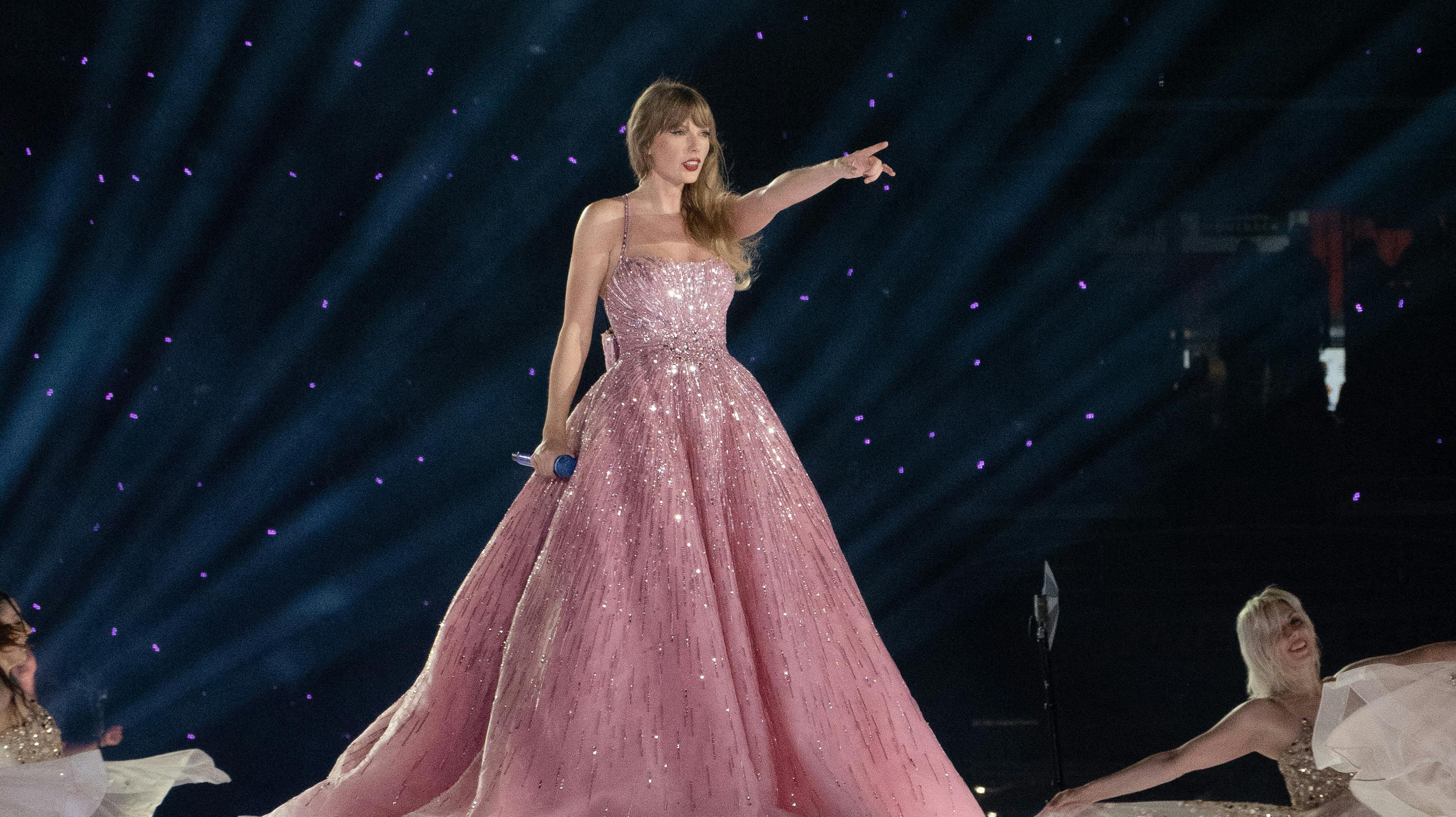 Flere gange fredag aften måtte Taylor Swift påpege overfor vagter og arrangører, at hendes fans manglede vand. Her et foto fra hendes amerikanske del af "The Eras Tour".