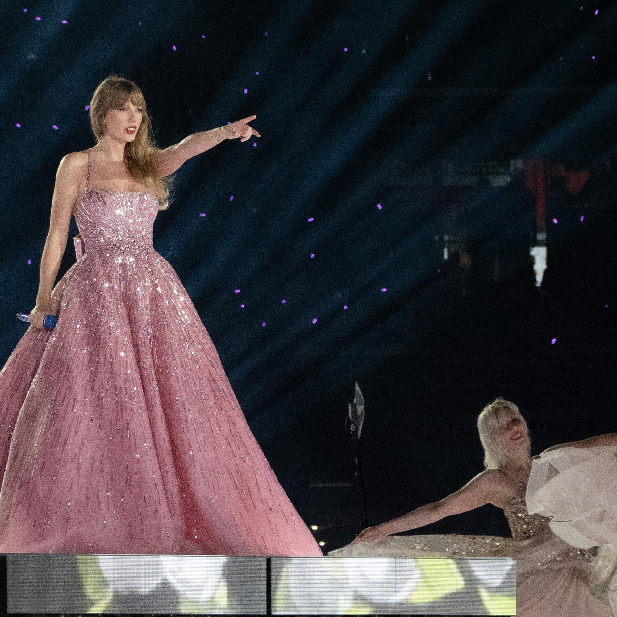 Flere gange fredag aften måtte Taylor Swift påpege overfor vagter og arrangører, at hendes fans manglede vand. Her et foto fra hendes amerikanske del af "The Eras Tour".