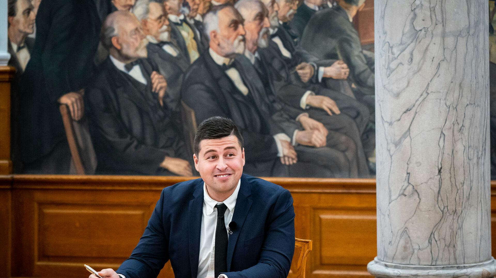 Folketingsmedlem Mike Fonseca er ifølge TV 2 blevet anmeldt for grooming, efter det er kommet frem, at han er blevet kæreste med en pige under 18 år. 