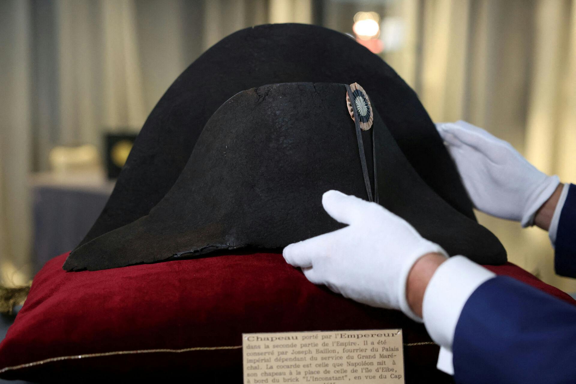 Napoleons hatte aldrig blevet solgt for større beløb end dét, som auktionshuset Osenat i Paris søndag har indkasseret.