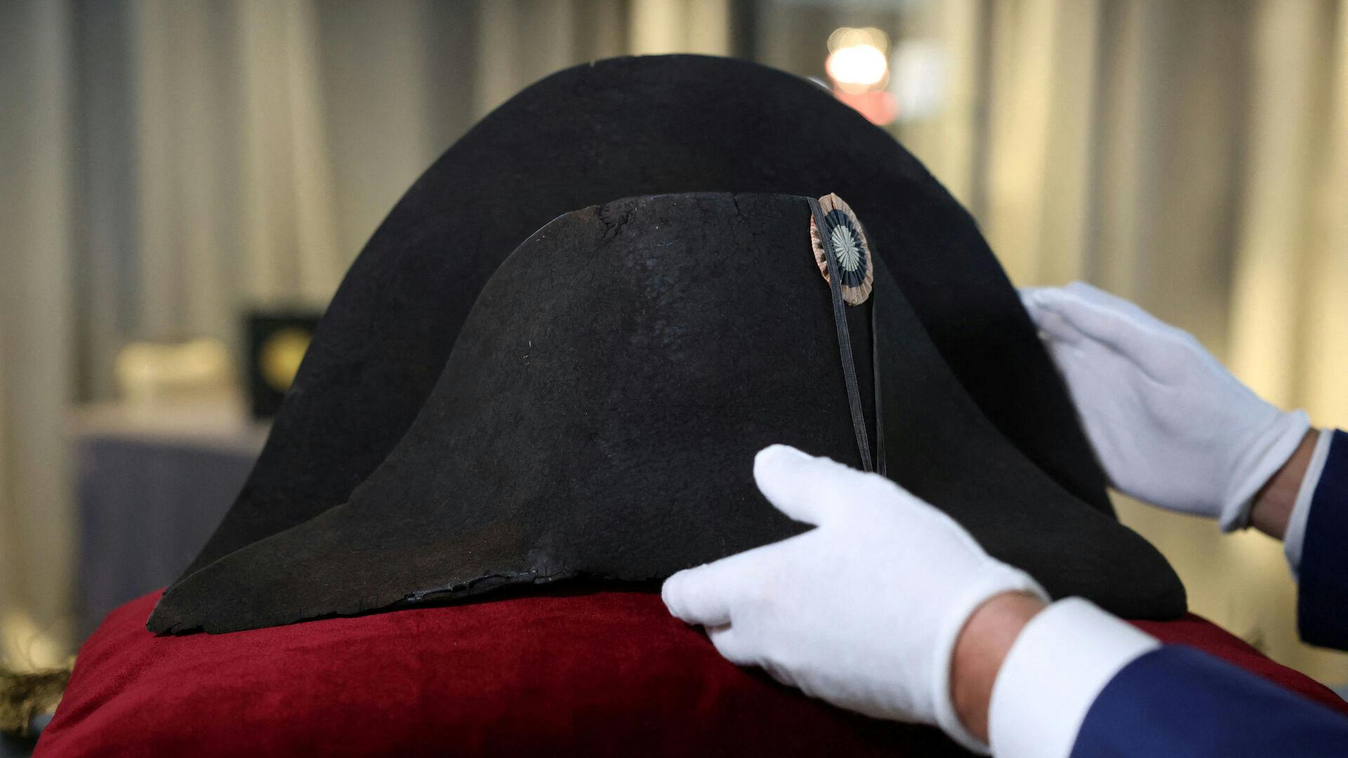 Napoleons hatte aldrig blevet solgt for større beløb end dét, som auktionshuset Osenat i Paris søndag har indkasseret.